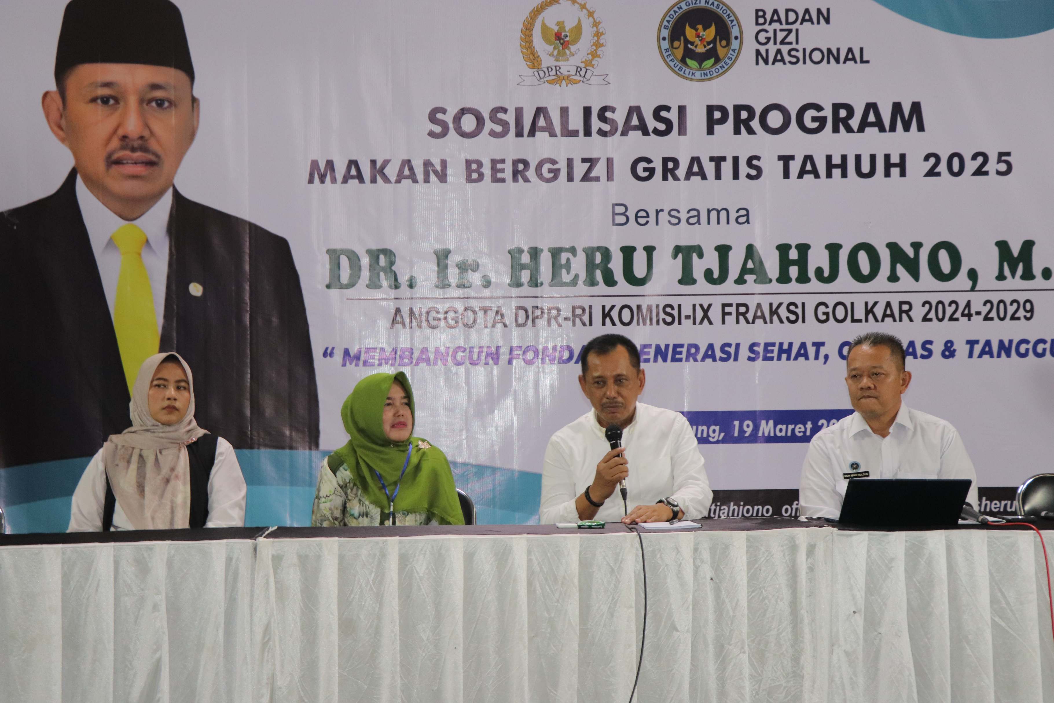 Anggota Komisi IX DPR RI Heru Tjahjono memberikan sambutan di acara sosialisasi MBG di GOR Cakra Jaya, Rabu (19/3) sore. (YOGA DD/RADAR TULUNGAGUNG)