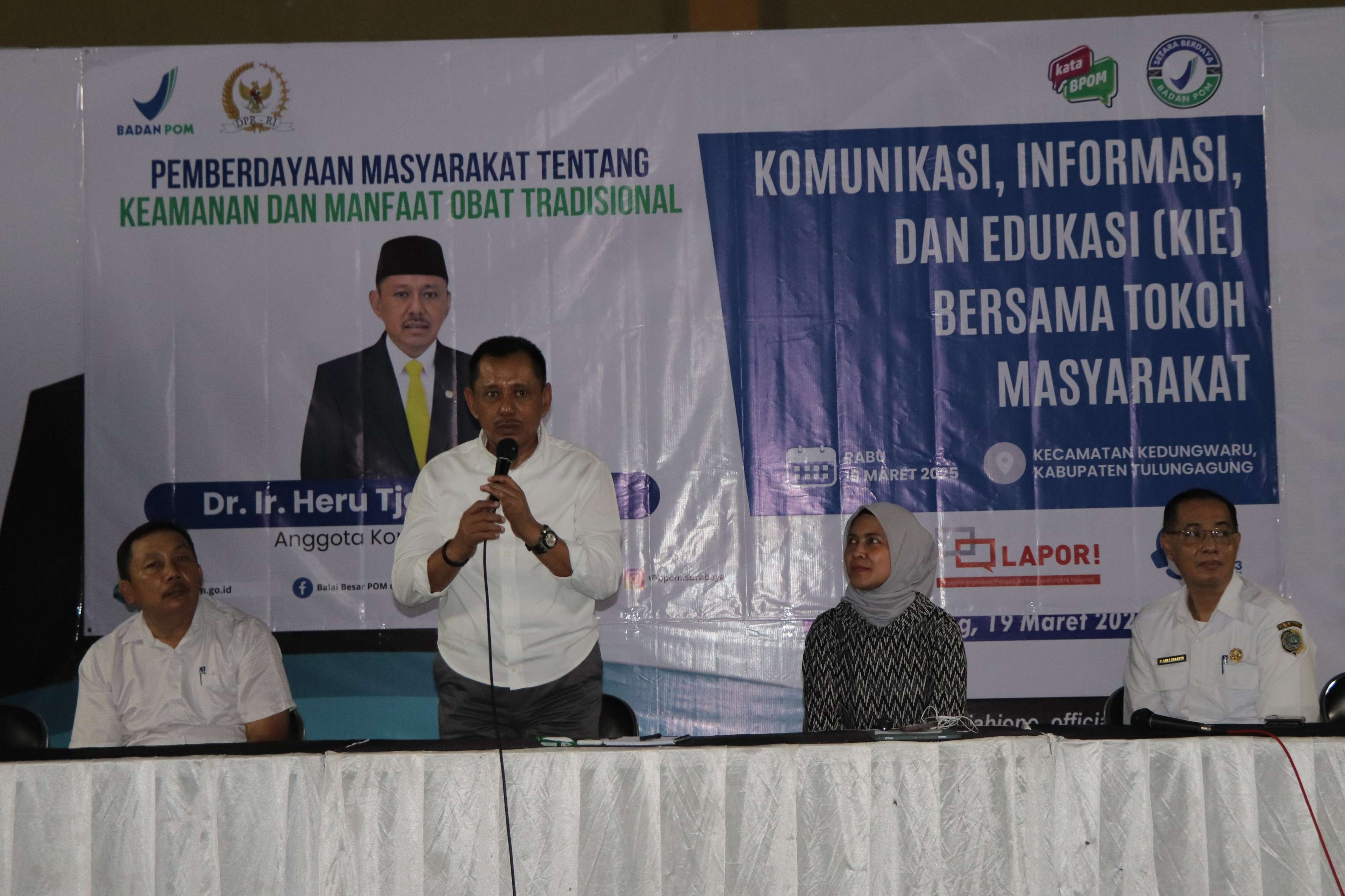 Anggota Komisi IX DPR RI Heru Tjahjono memberikan sambutan di acara KIE di GOR Cakra Jaya, Rabu (19/3) pagi. (YOGA DD/RADAR TULUNGAGUNG)