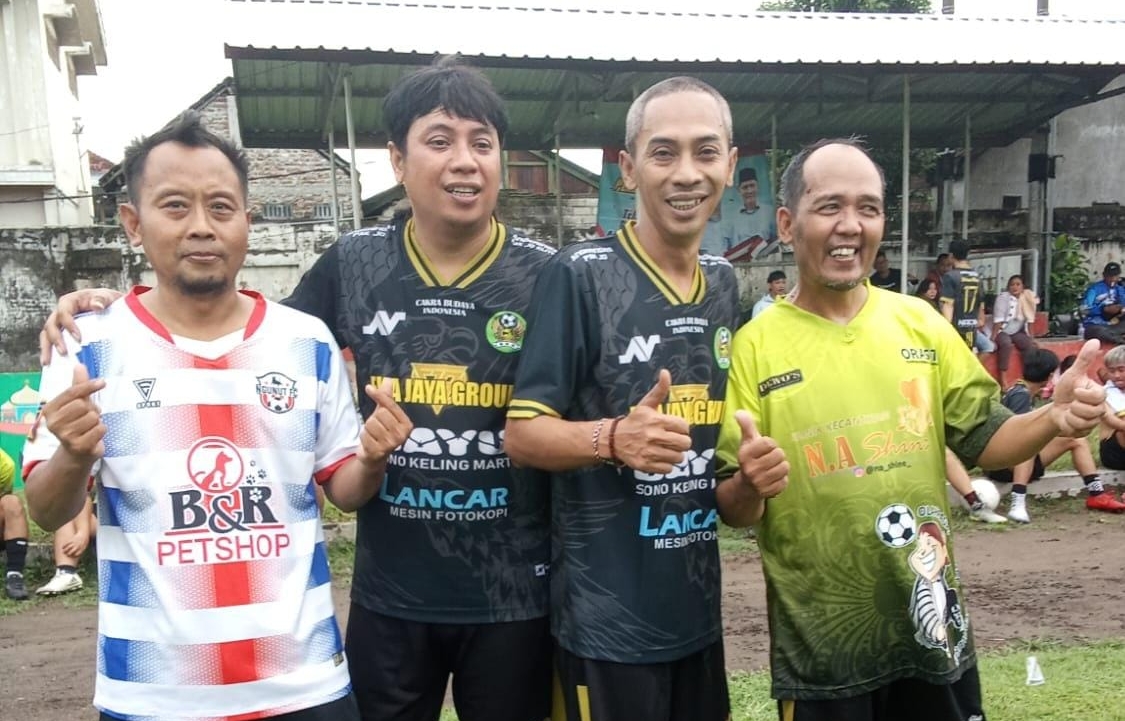 Jo Klithik dan Jo Klithik jadi peserta sepak bola tawa. (ISTIMEWA)