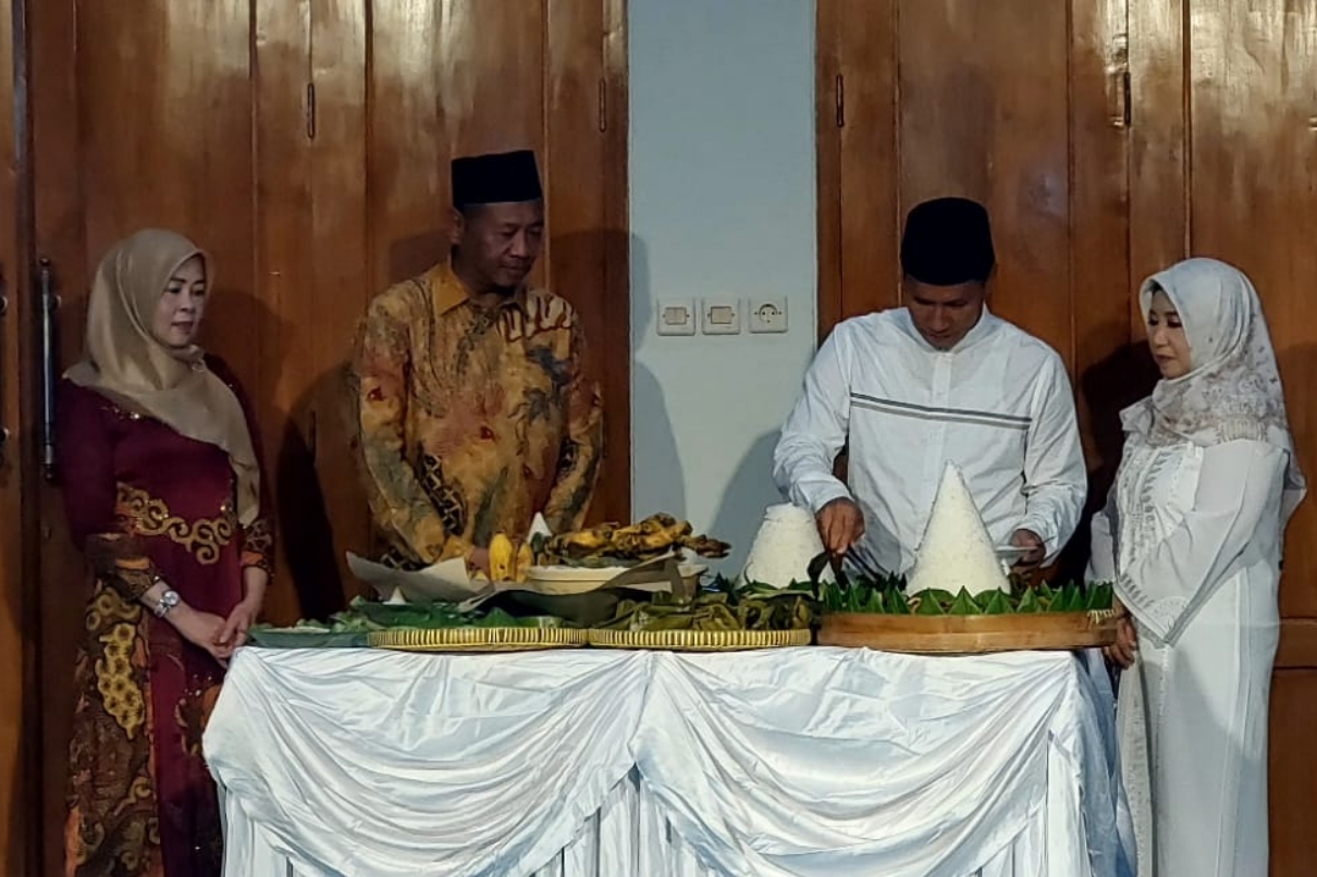 Wabup Tulungagung Ahmad Baharudin memotong tumpeng disaksikan Bupati Gatut Sunu Wibowo. (ANDRIAN/RADAR TULUNGAGUNG)