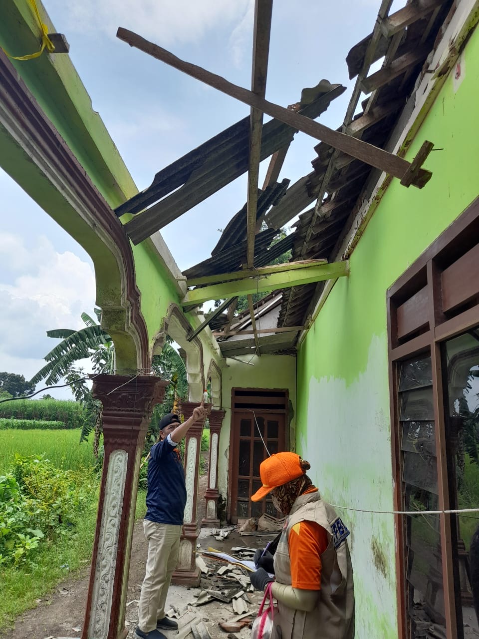 Salah satu rumah yang rusak akibat angin kencang