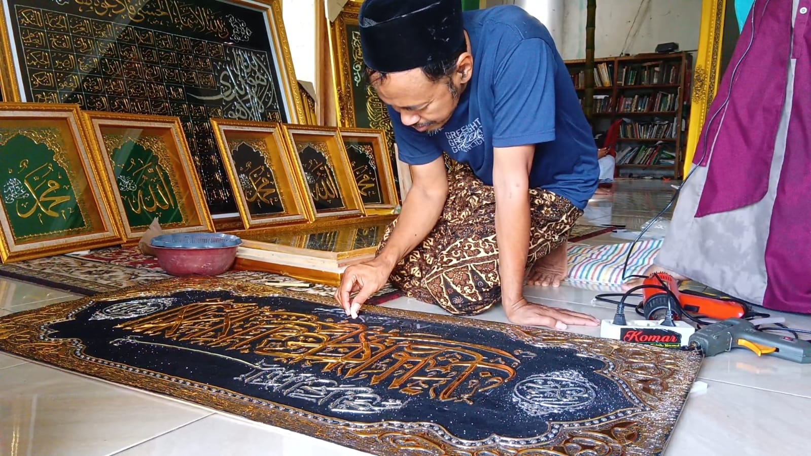 Komarudin kebanjiran pesanan kaligrafi timbul di bulan ramadan
