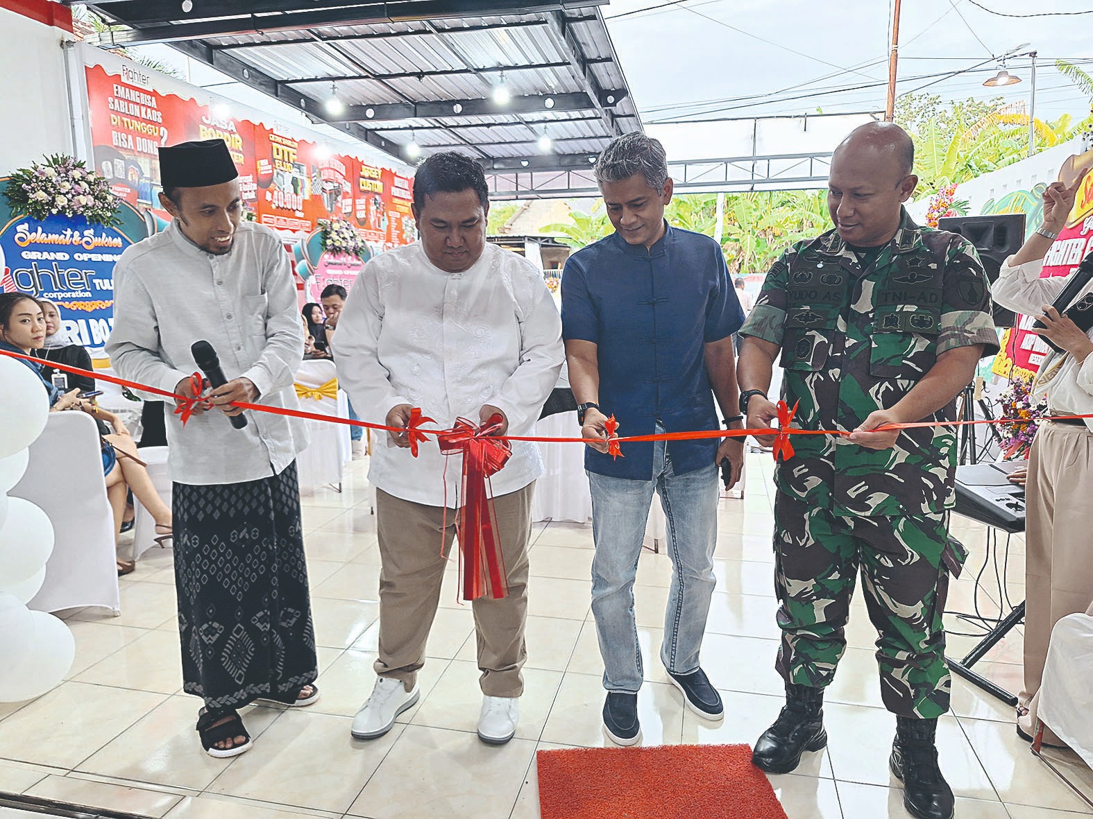 Owner Fighter Corporation, Feri Bagus Setiawan, saat menggunting pita didampingi Kapolres Trenggalek dan Dandim Trenggalek.