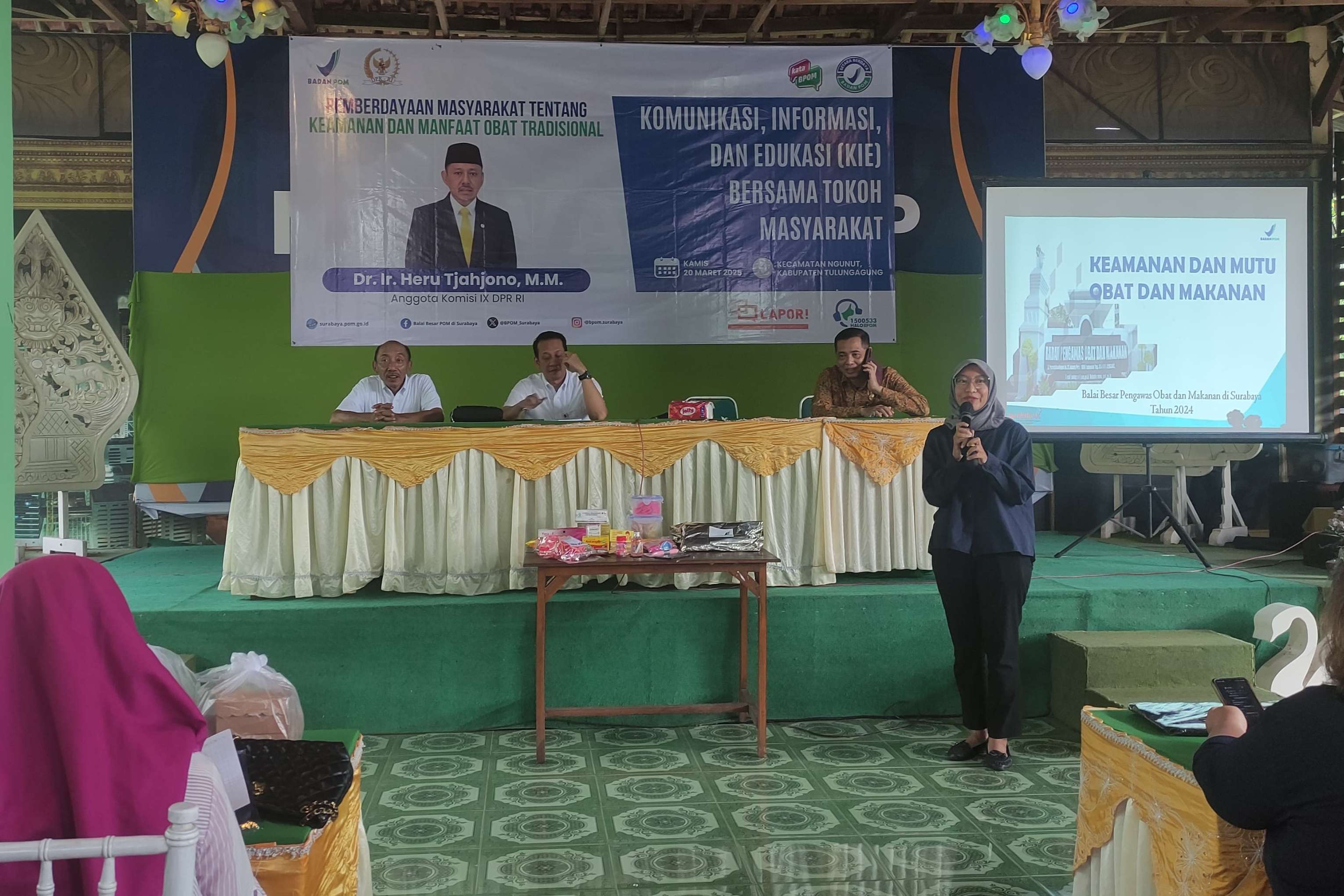 Narasumber dari BPOM Surabaya memberikan paparan di KIE yang digelar Heru Tjahjono di Ngunut Tulungagung. (SANDY YUWANA/RADAR TULUNGAGUNG)