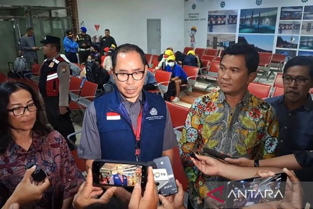 Direktur Perlindungan WNI Kementerian Luar Negeri (PWNI Kemlu RI) Judha Nugraha saat memberikan keterangan pers di Bandara Soekarno Hatta pada Kamis malam (21/2/2025).