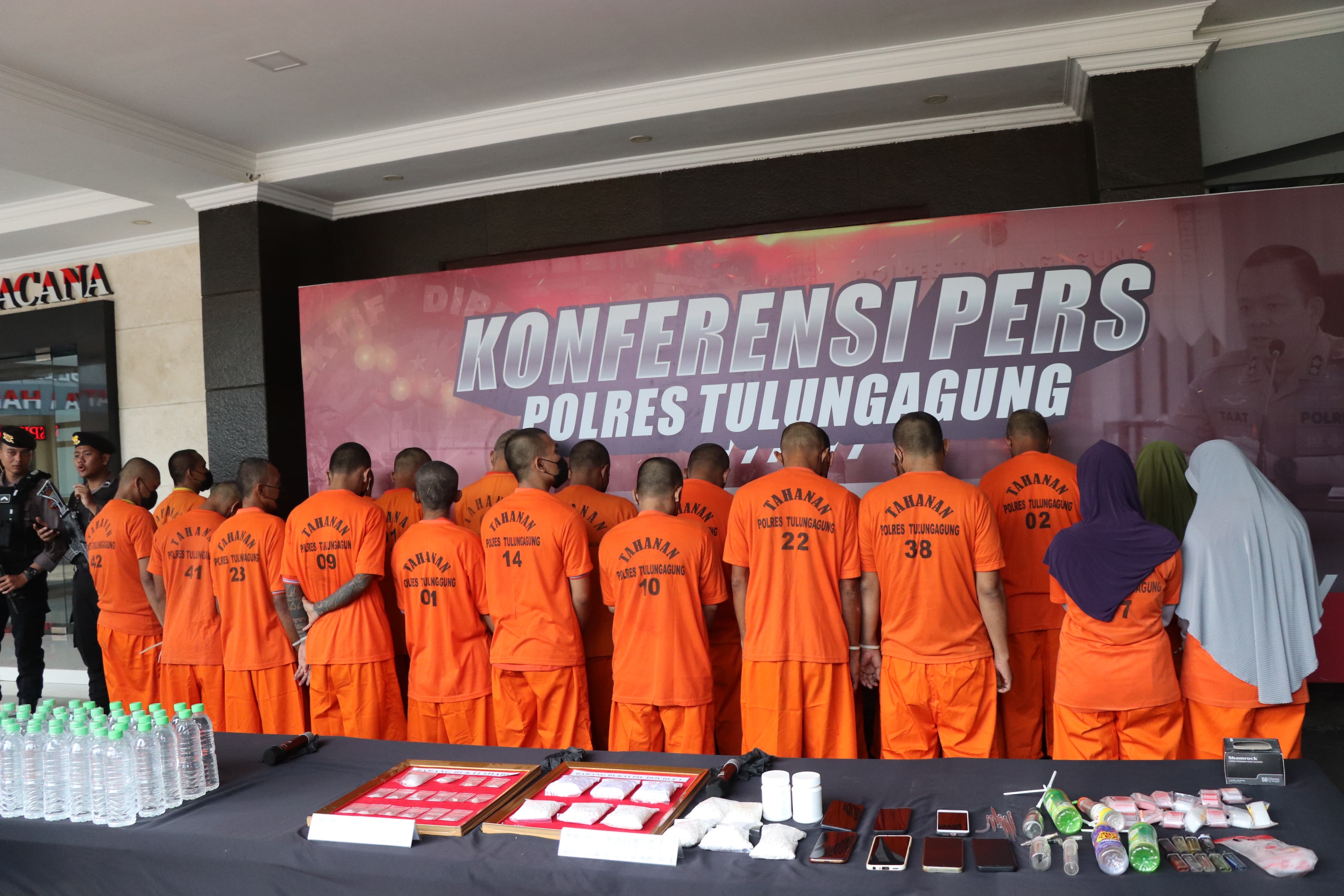 Pelaku pengedar narkoba saat pers release jumat (21/3).
