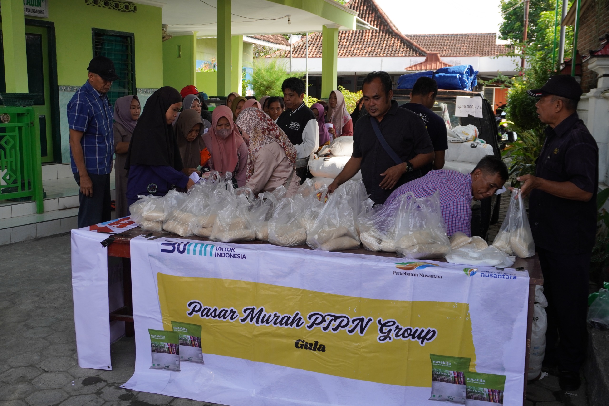 RAMAI : Pasar murah PG Modjopanggoong ramai pembeli