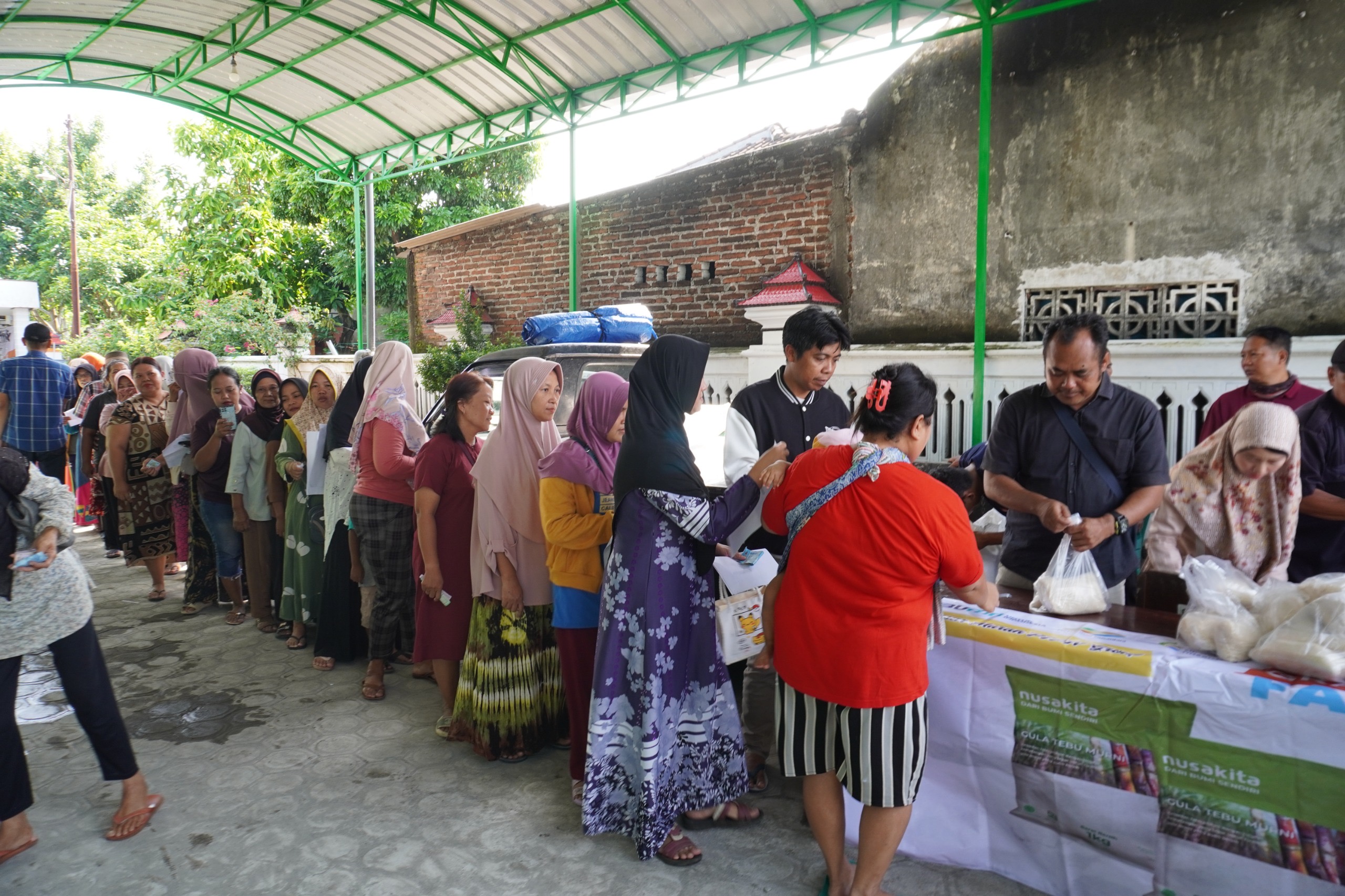 RAMAI : Pasar murah PG Modjopanggoong ramai pembeli