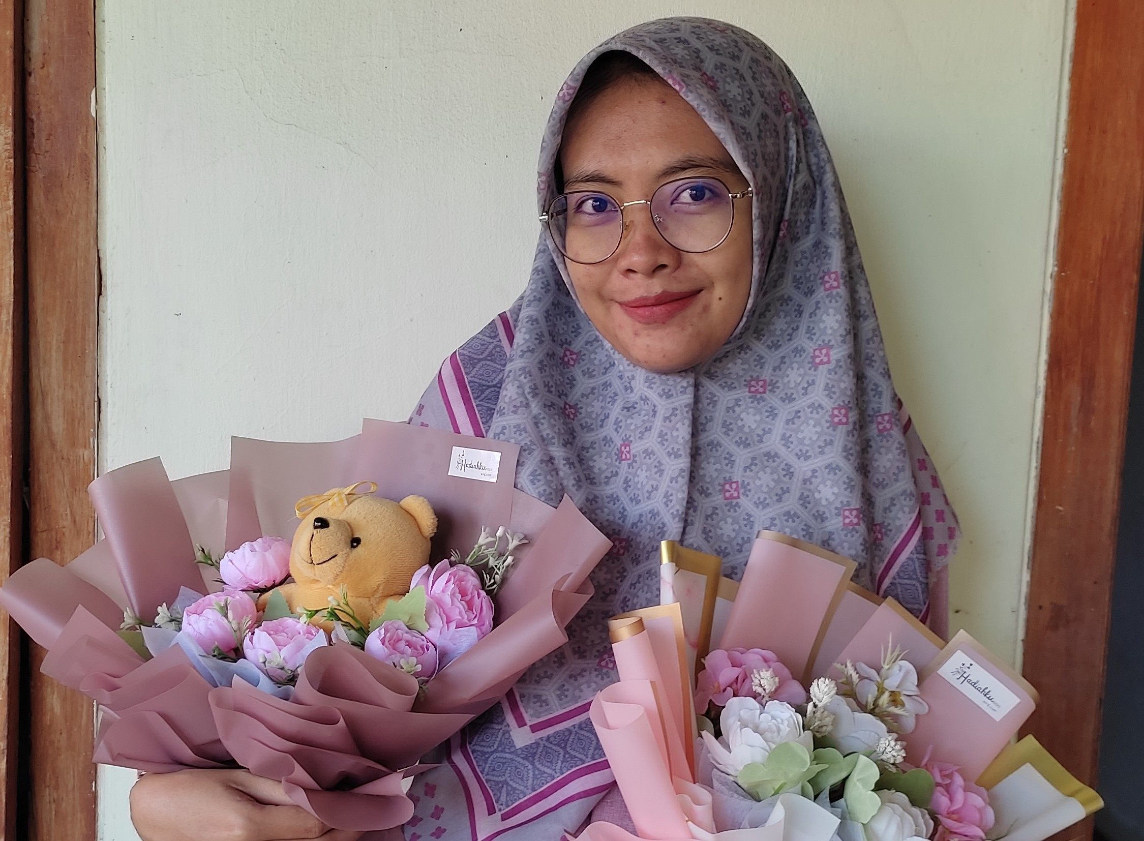 Anita bisa membaca peluang dari buket bunga (YOGA DD/RADAR TULUNGAGUNG)