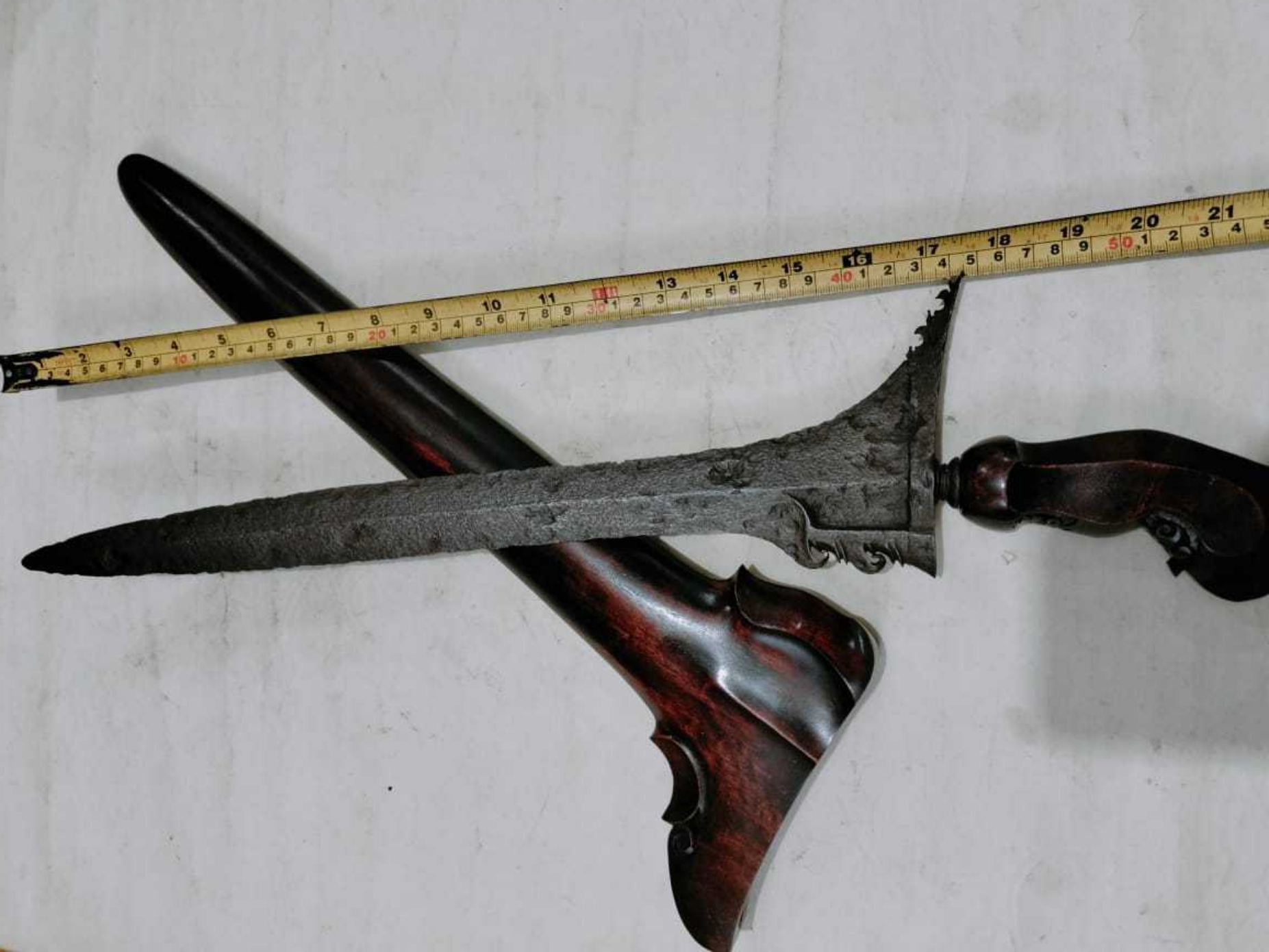 Keris dengan dapur Semar Tinandhu yang  langka. (bali-artshop.de)