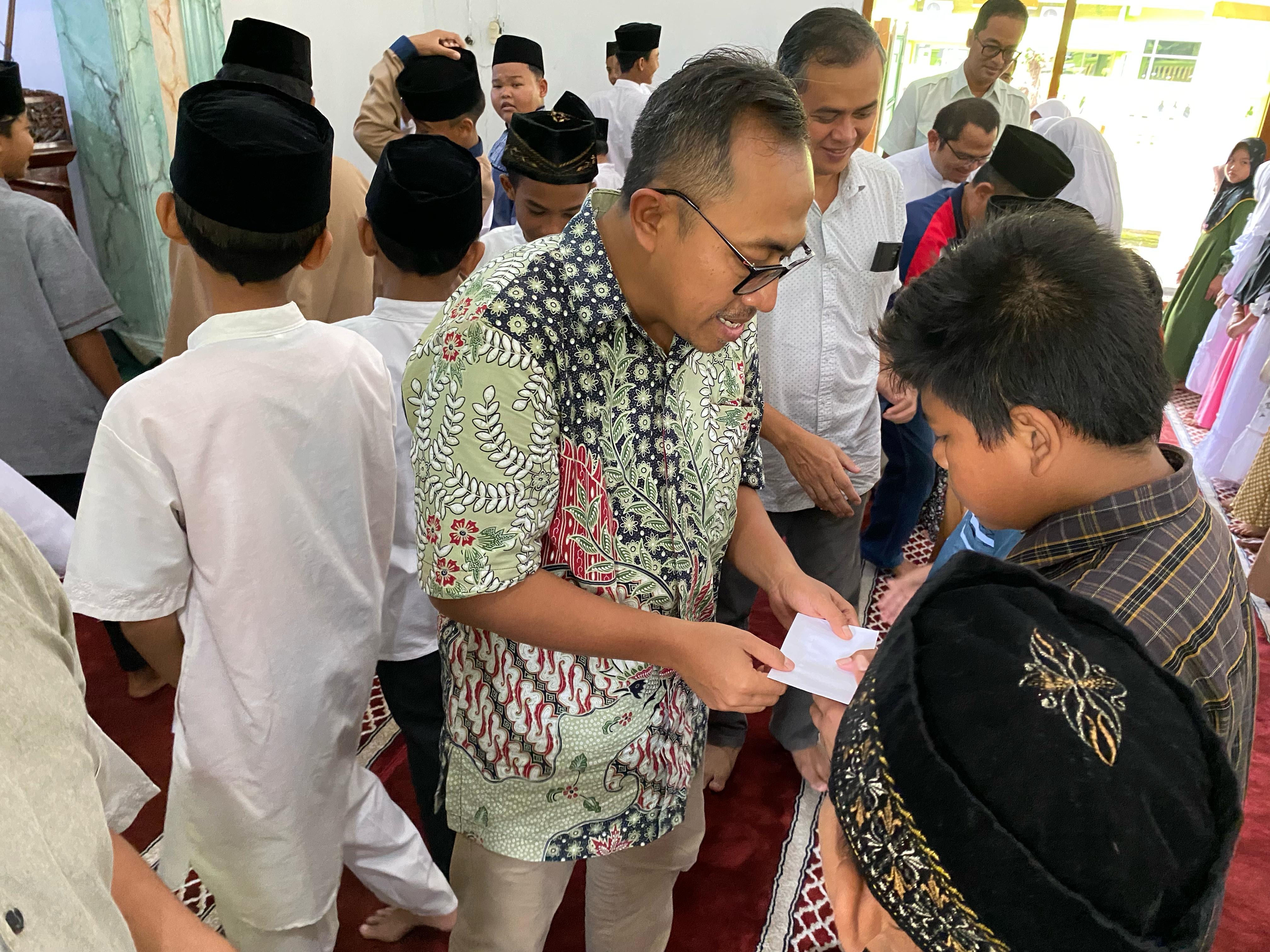PEDULI : Santunan kepada anak yatim di bulan Ramadhan di Masjid An Nur PG Modjopanggoong yang diberikan oleh GM Sugiyanto.