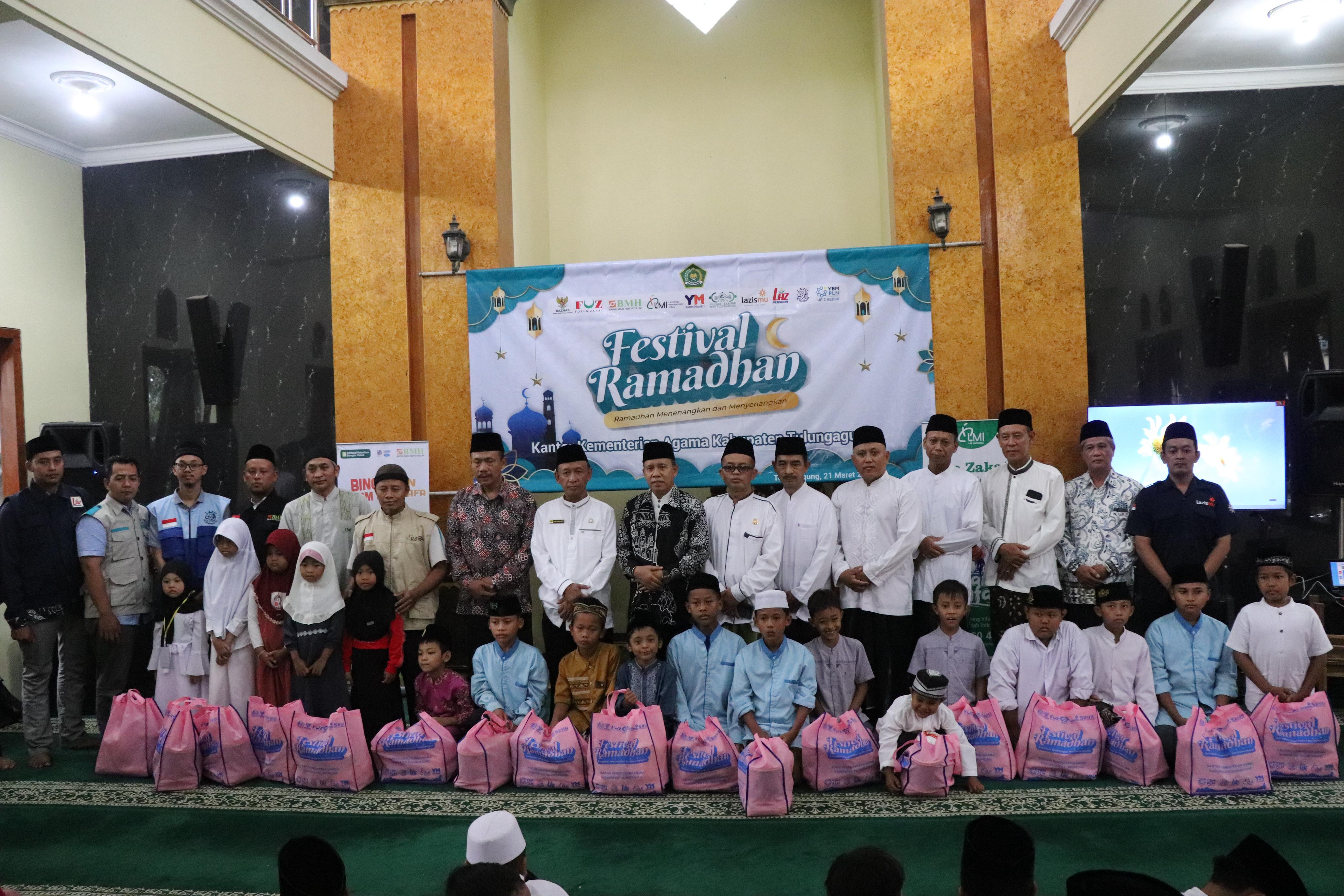 SINERGI : Kemenag, BAZNAS dan 8 LAZ Tulungagung berbagi bersama di acara Festival Ramadan.