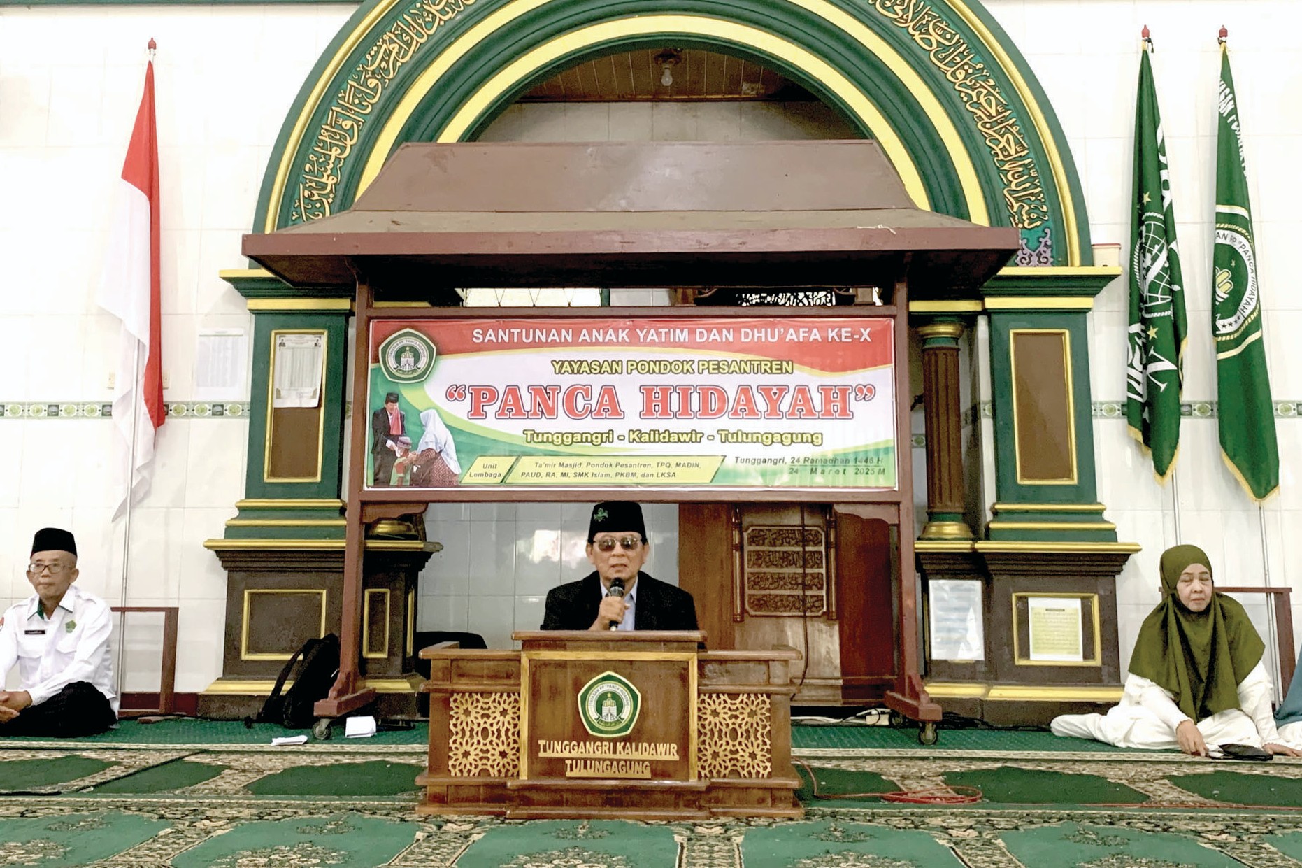KHIDMAT: Ketua Pondok Pesantren Panca Hidayah, H Syamsul Laily, memberikan tausiah kepada para undangan dan peserta santunan.(SANDY YUWANA/RADAR TULUNGAGUNG)