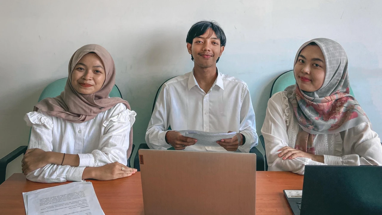 (Dari kiri) Wianda Julita Maharani, Adam Imam Hamdana, dan Adinia Ulva Maharani. (INSTAGRAM UIN SATU)
