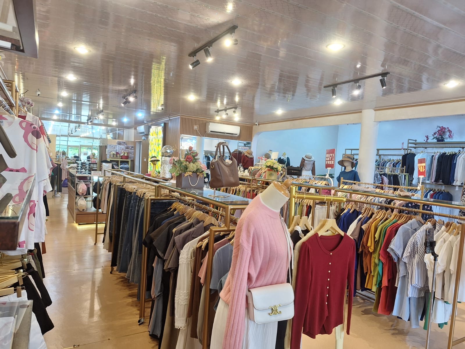 Salah satu toko baju di Tulungagung