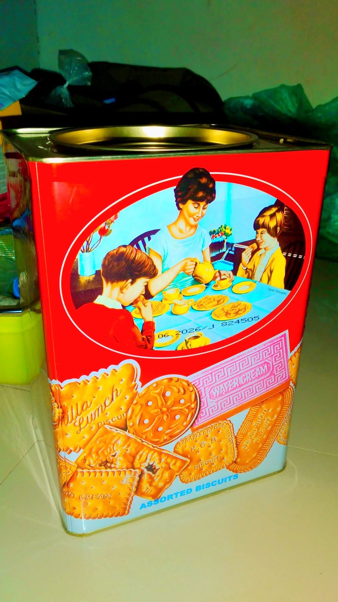 Kaleng Khong Guan untuk lebaran.