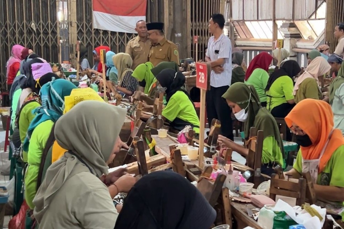 Pabrik rokok di Desa Gembleb, Kecamatan Pogalan, Trenggalek ini sudah membayar THR untuk karyawannya. (WAWAN UNTUK RADAR TRENGGALEK)