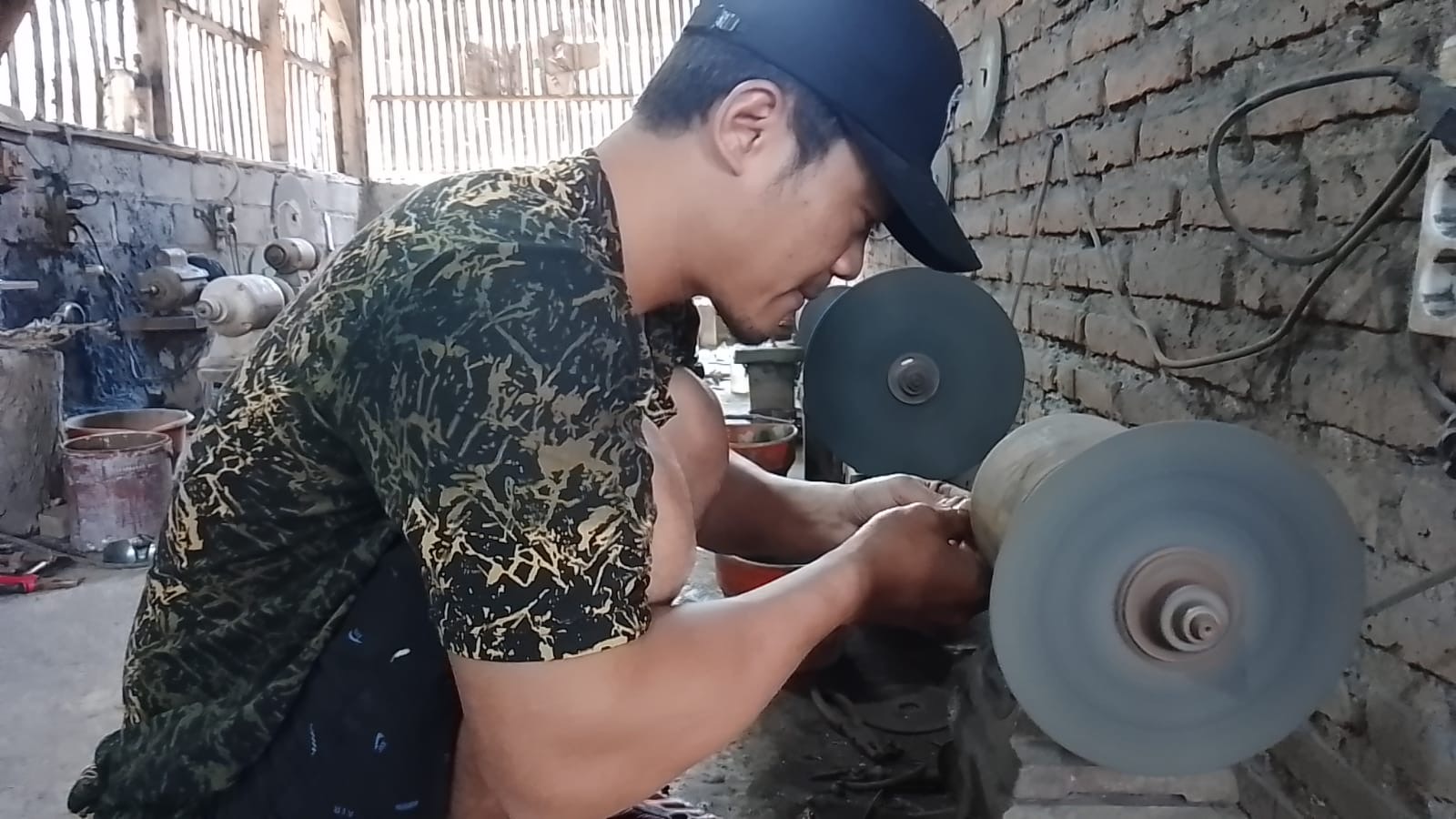 Ahmad Santoso Perajin asal Desa Dono Tulungagung ini berhasil tembus pasar Nasional.