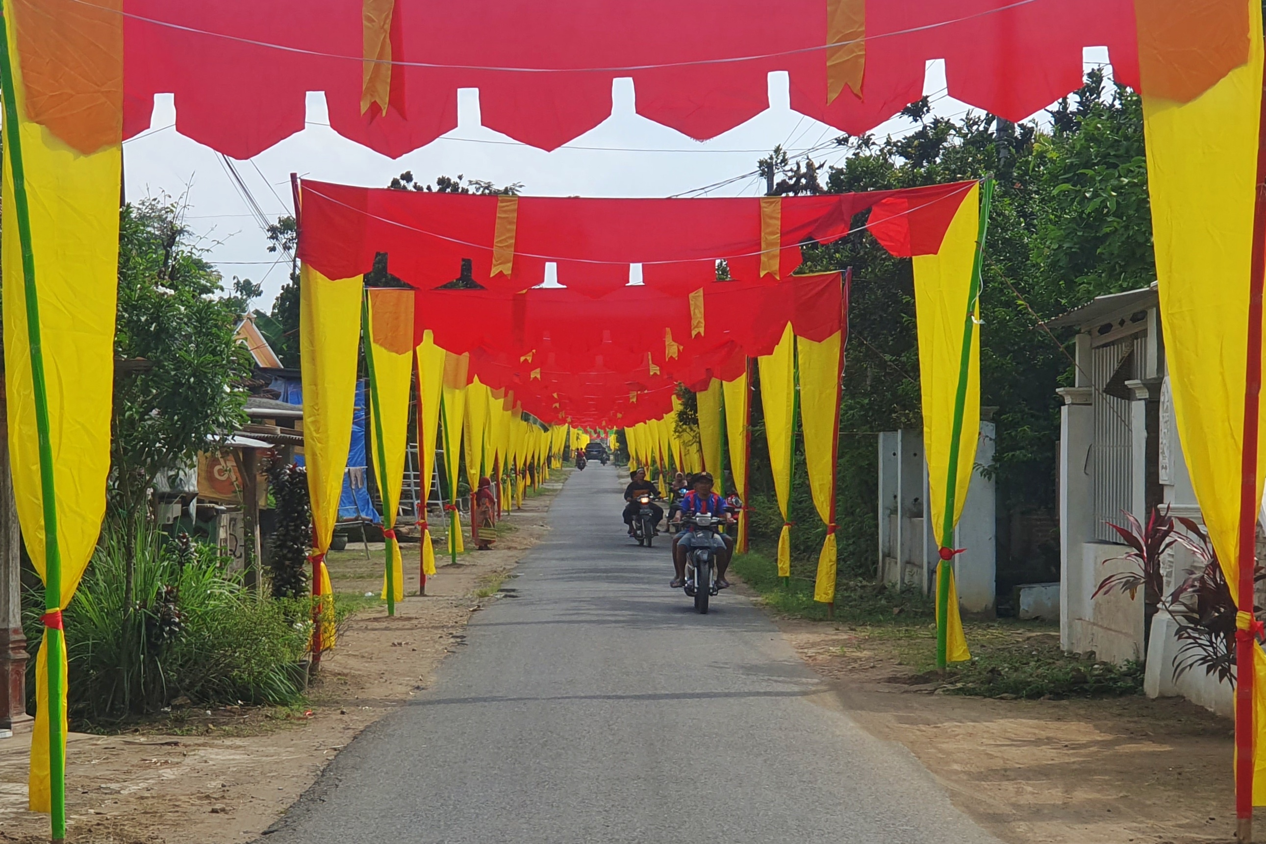 Hiasan kertas kain memenuhi jalan di perbatasan Desa Semarum dan Desa Pakis, Kecamatan Durenan, Trenggalek.