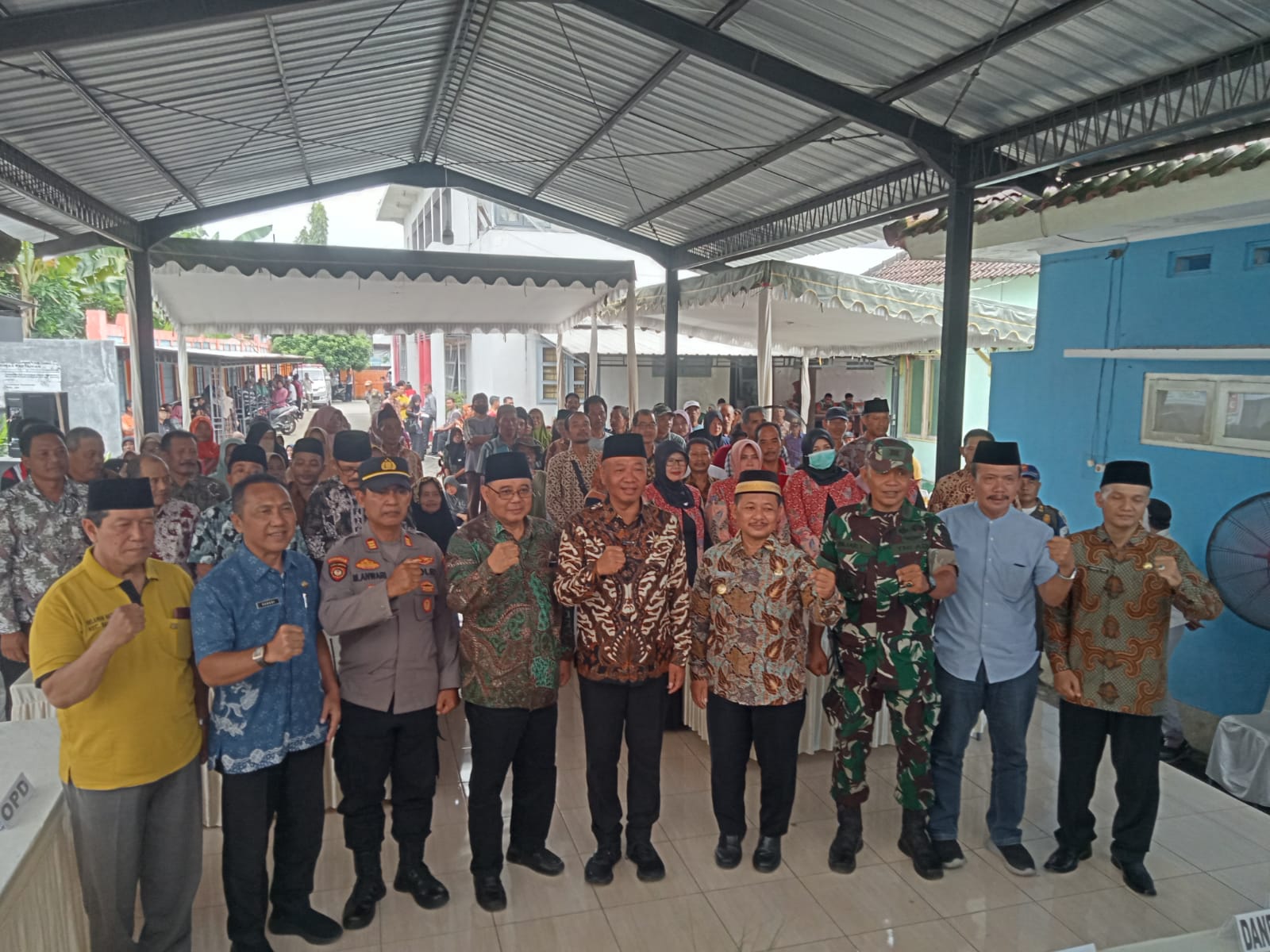 Bupati Tulungagung Gatut Sunu Wibowo foto bersama jajaran forkopimcam usai acara penyerahan zakat fitrah di Kantor Kecamatan Bandung, Kamis (27/3/2025).