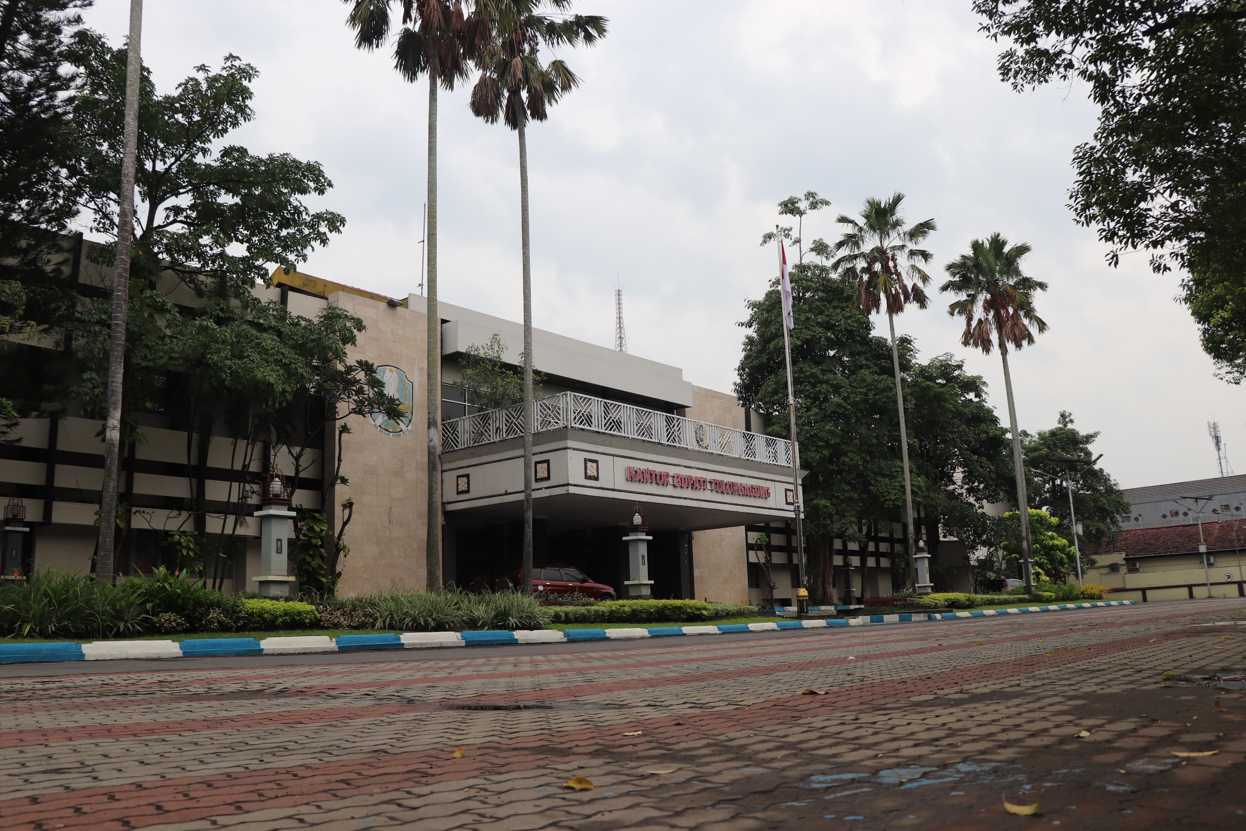 Suasana halaman kantor bupati Tulungagung.