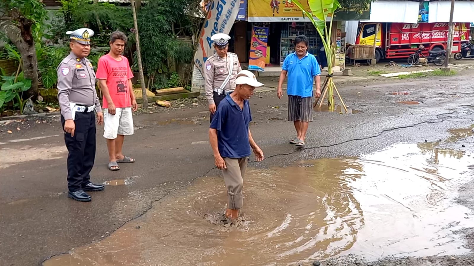 Kondisi jalan di Kecamatan Gandusari, Trenggalek, yang mengalami kerusakan dan belum mendapat perbaikan