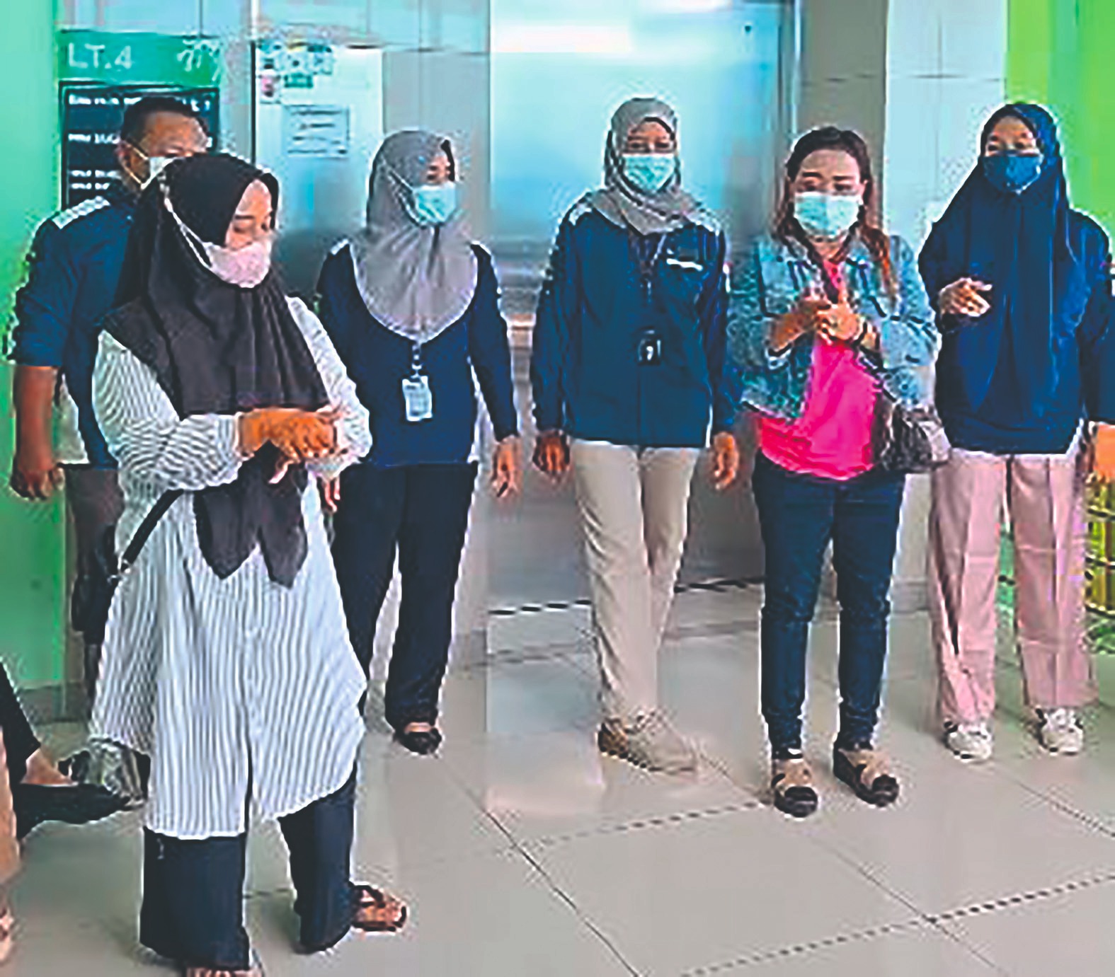 Nakes RSUD dr Soedomo memberi imbauan kepada pasien untuk menjaga pola hidup sehat.