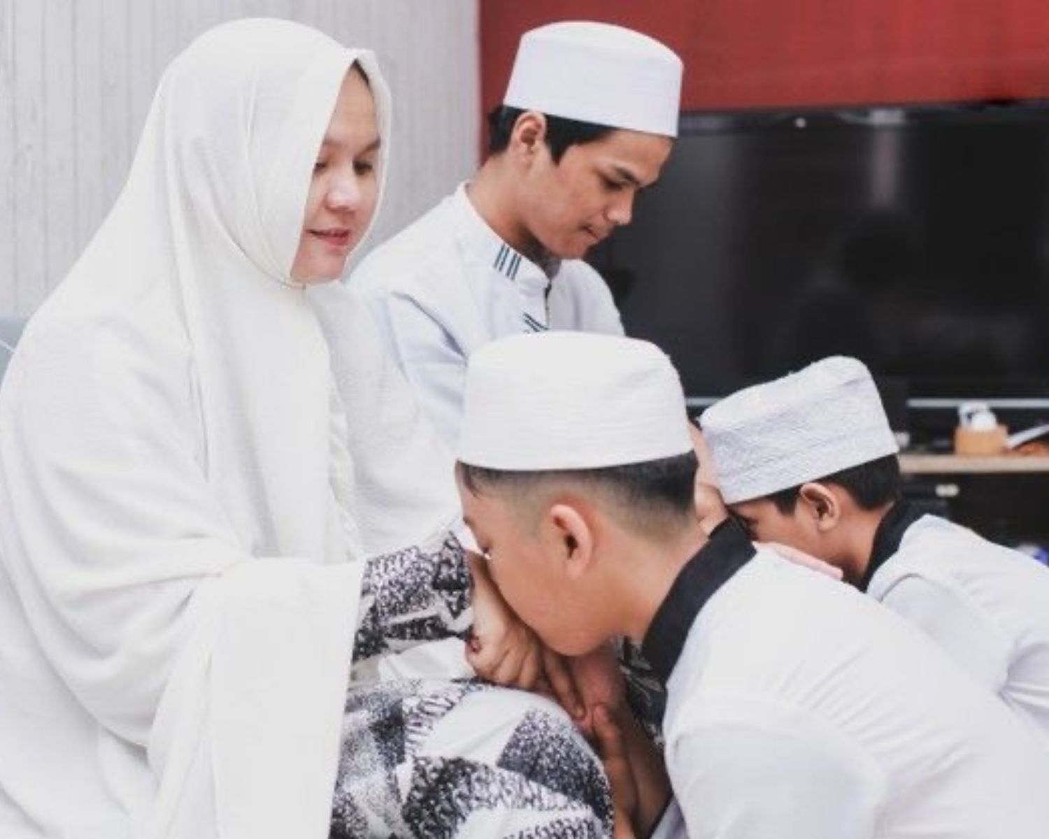 Tradisi sungkeman saat lebaran idul fitri