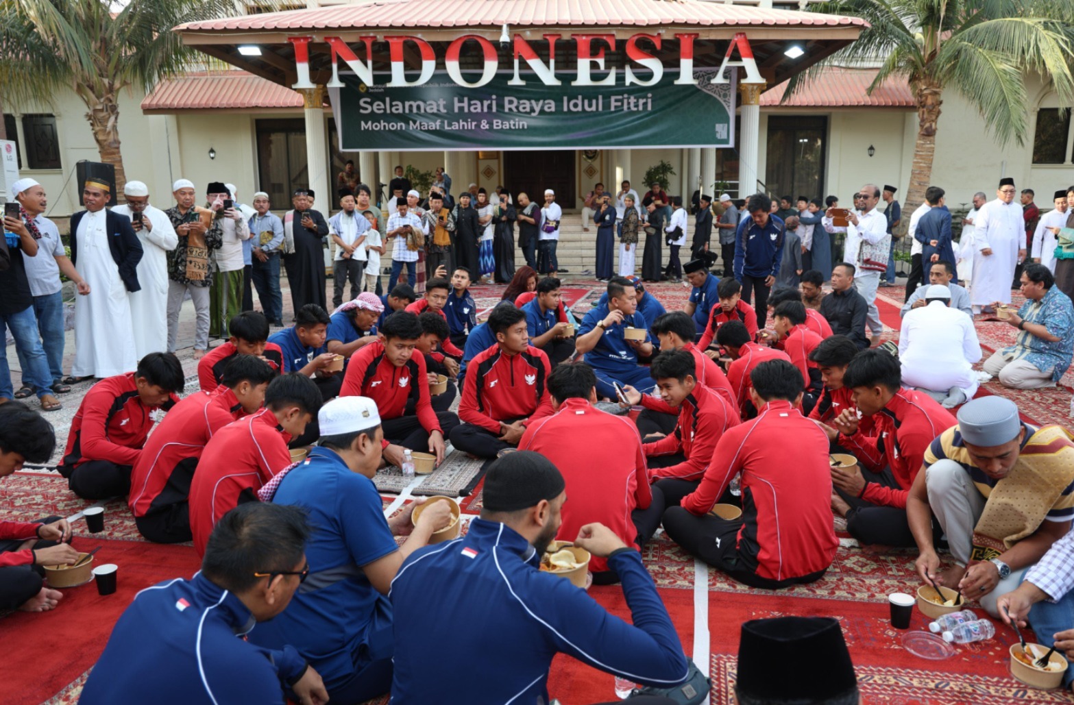 Penggawa Timnas Sepak Bola U-17 mengikuti perayaan Idul Fitri di KJRI Jedddah. (KEMENAG.GO.ID)