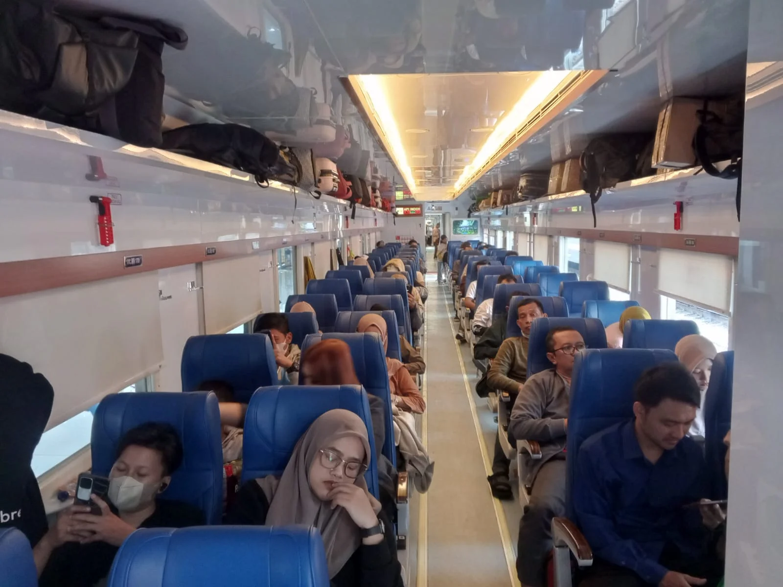 Penumpang kereta api jarak jauh sedang mudik ke kampung halaman. (KAI)