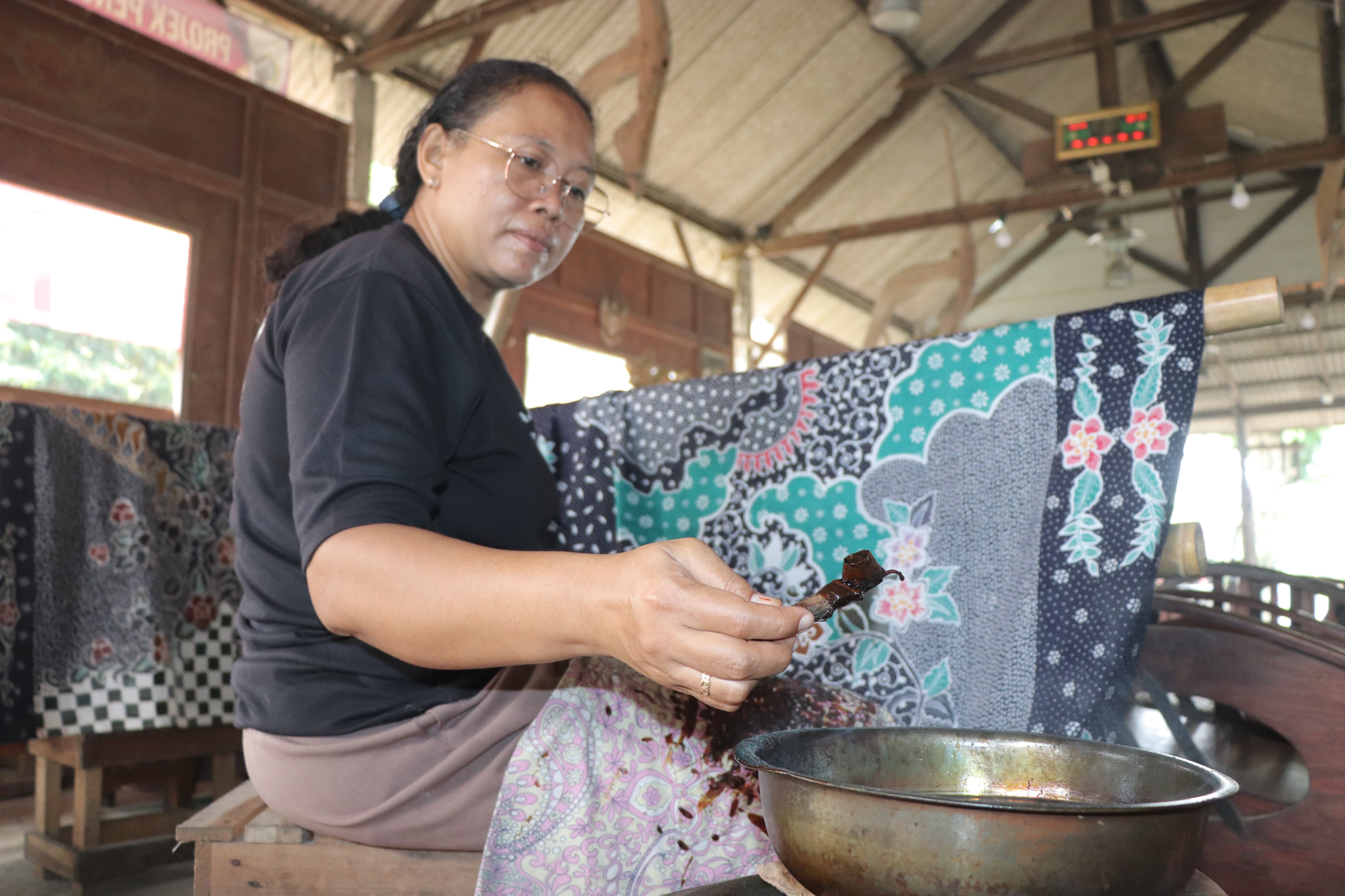 Tulungagung bukan hanya terkenal dengan wisata alam dan sejarahnya, tetapi juga kaya akan oleh-oleh khas yang siap dibawa pulang sebagai kenang-kenangan. Termasuk batik.