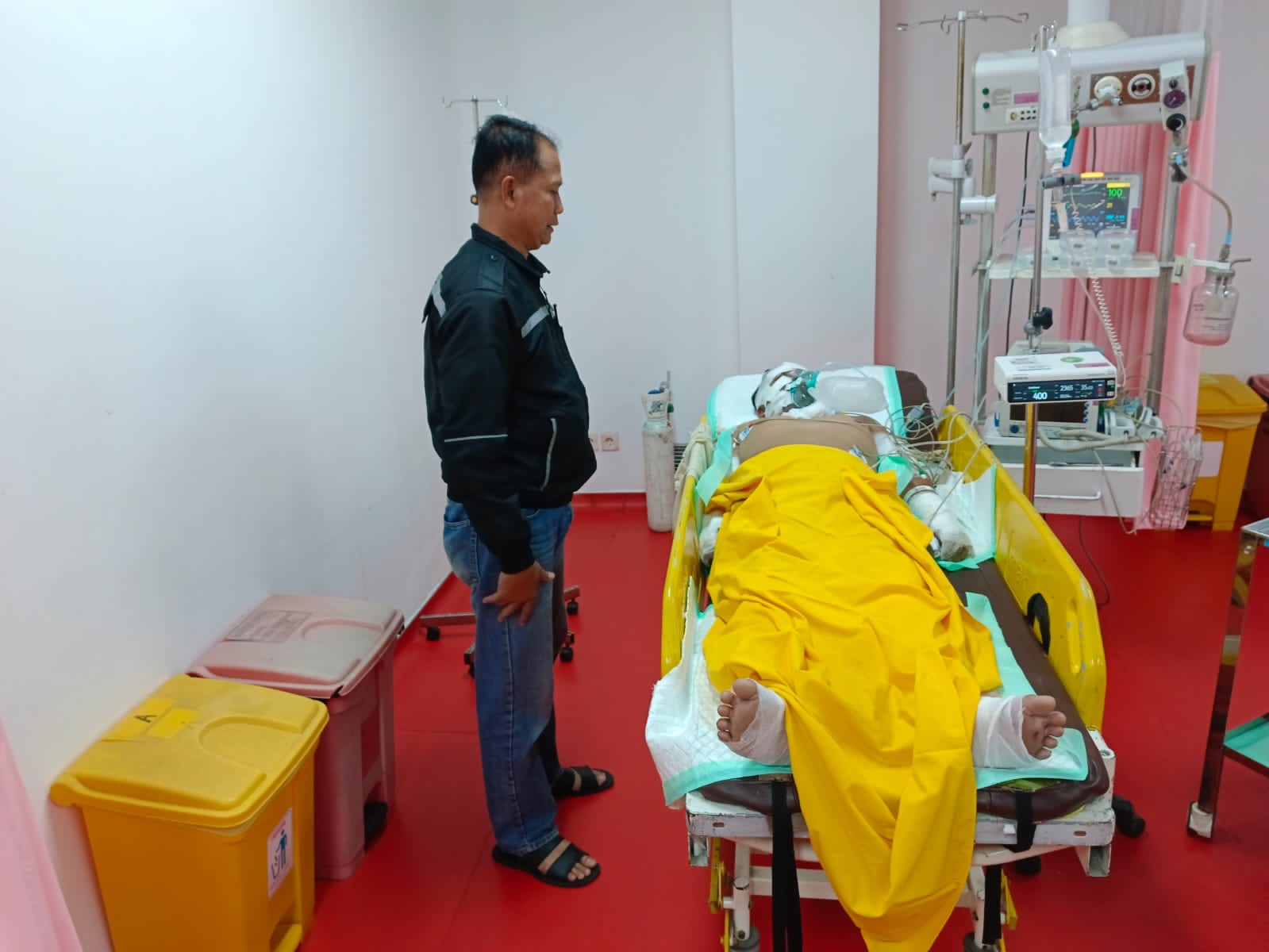 Kapolsek Sumbergempol Iptu Moh Anshori menjenguk salah satu korban petasan Desa Bendiljati Kulon.