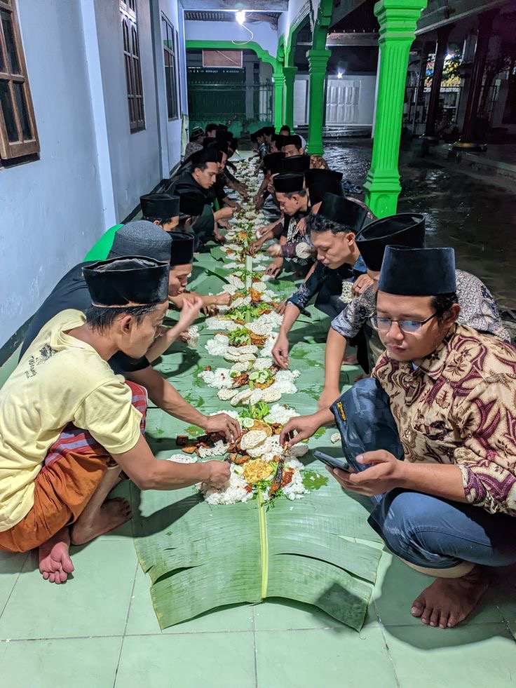 Hangatnya makan bersama di Mushola Tulungagung selepas salat id