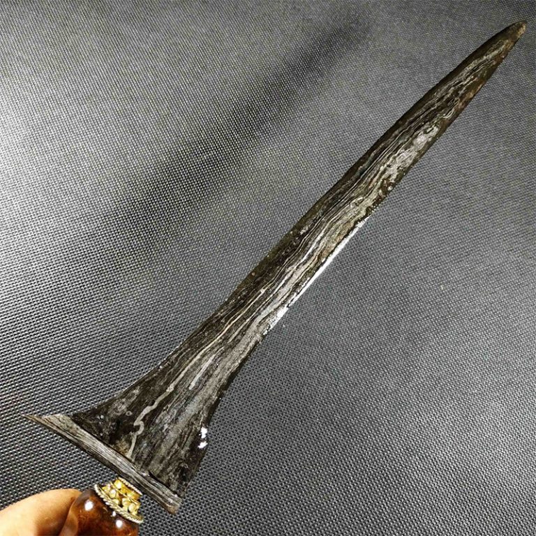 Contoh keris berpamor setro banyu