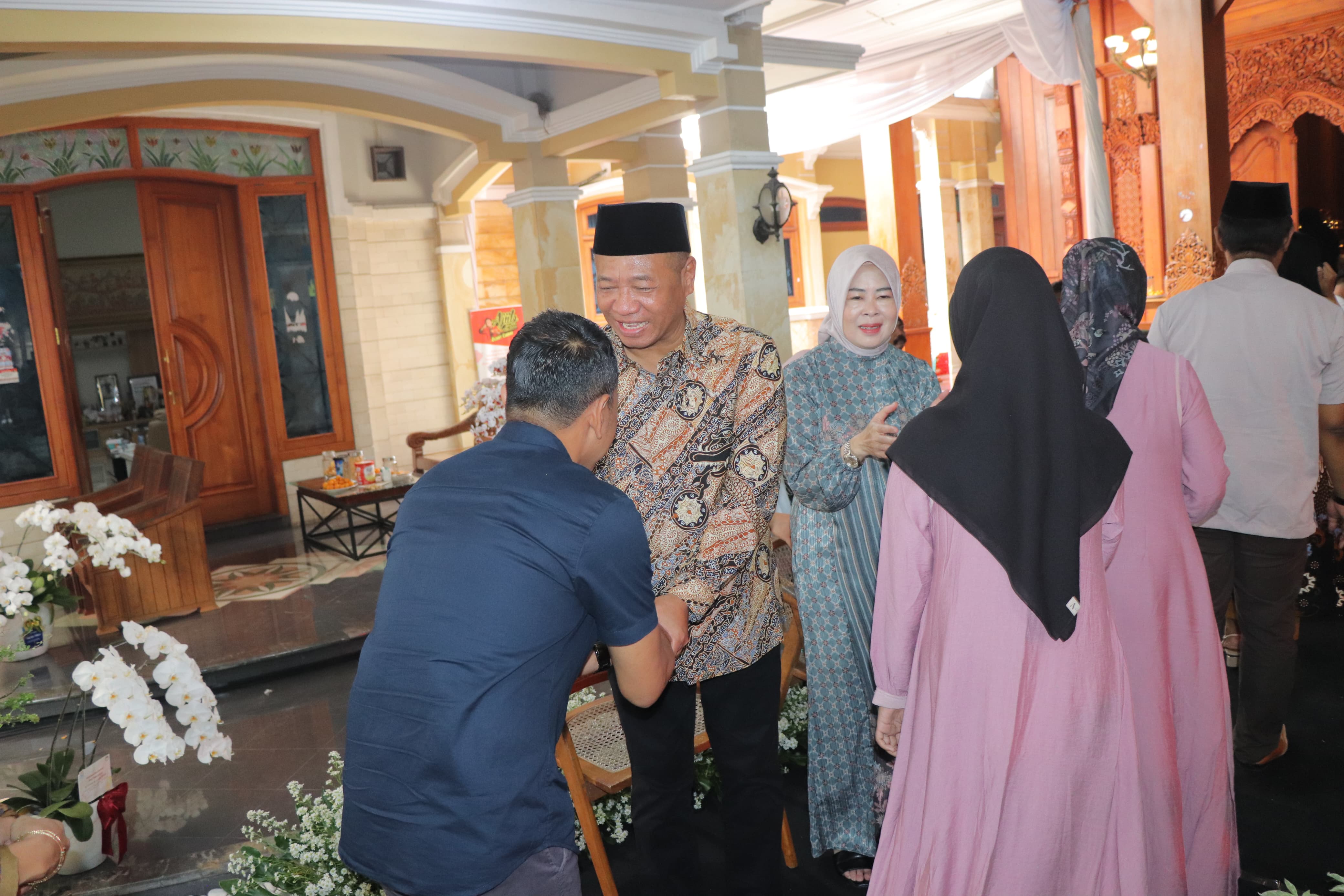 Bupati Tulungagung Gatut Sunu Wibowo beserta istri di acara open house Idul Fitri 1446 Hijriah, Selasa (1/4/2025).