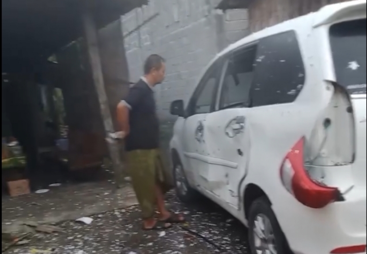Tangkapan layar yang menujukkan kerusakan akiba petasan balon udara yang jatuh di Desa Gandong. (INSTAGRAM EKSIS TULUNGAGUNG)