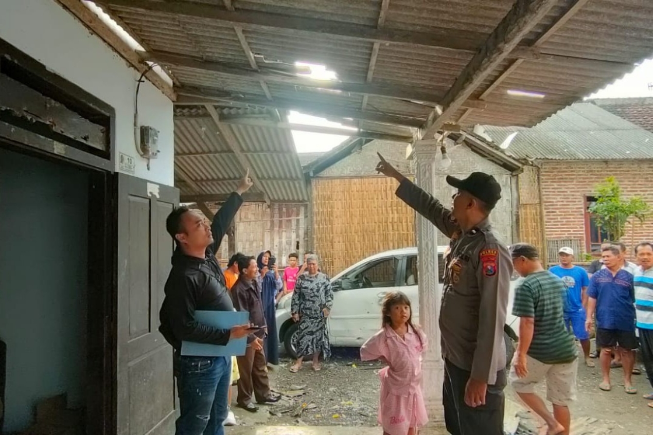 Atap teras rumah Turmudi di Dusun Bancang, Desa Gandong, Kecamatan Bandung yang rusak setelah terkena ledakan balon udara berpetasan. (HUMAS POLRES TULUNGAGUNG)
