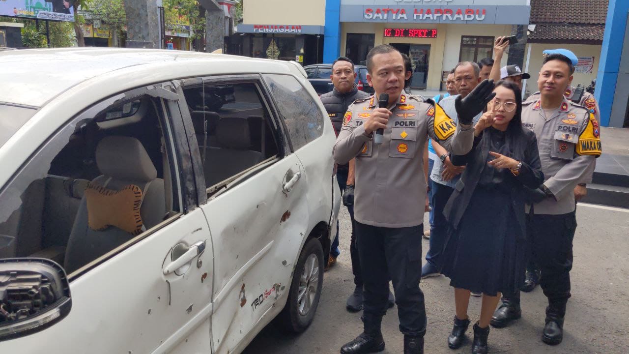 Kapolres Tulungagung saat menunjukkan kerusakan mobil akibat balon udara dengan petasan