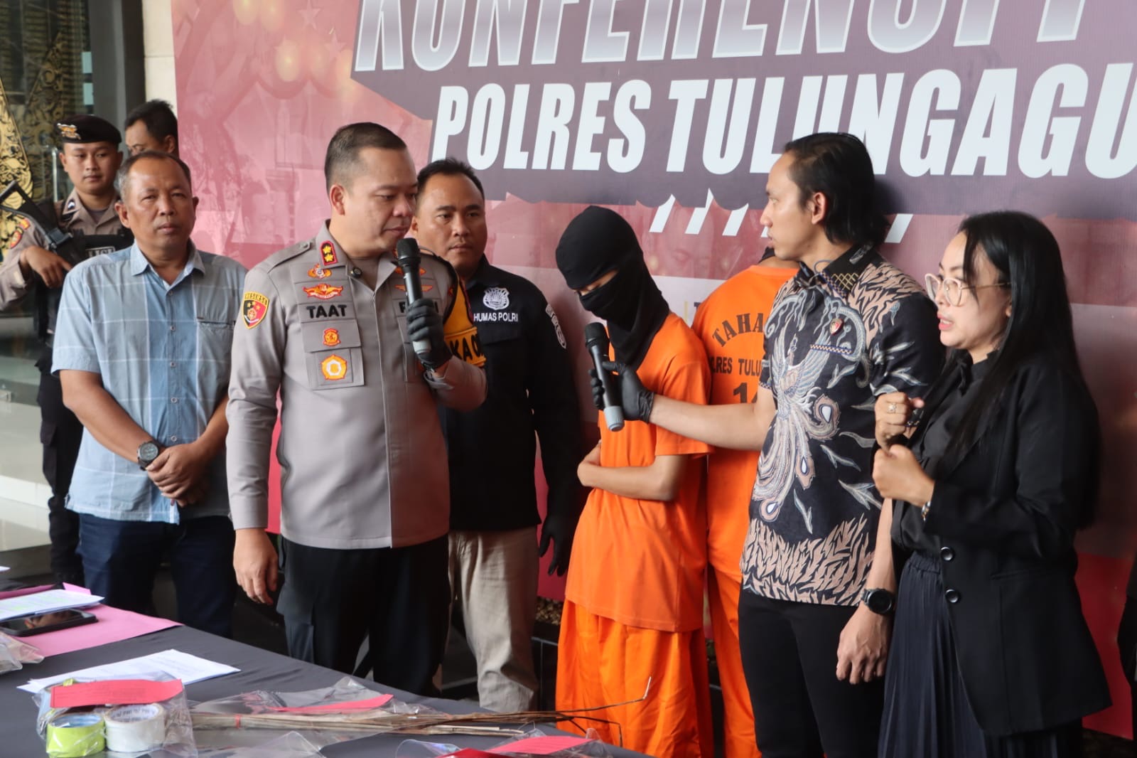 Kapolres Tulungagung saat konferensi ungkap kasus balon udara meleda di pemukiman warga. Beriku ulasannya!