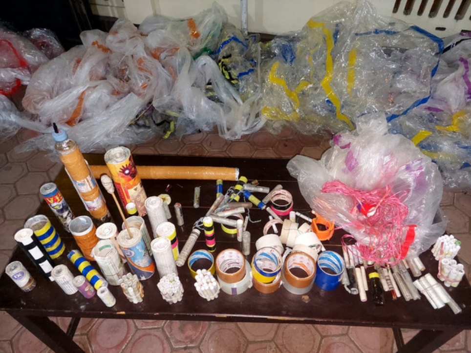 Barang bukti balon udara dan petasan hasil razia Polsek Bandung. (HUMAS POLRES TULUNGAGUNG)