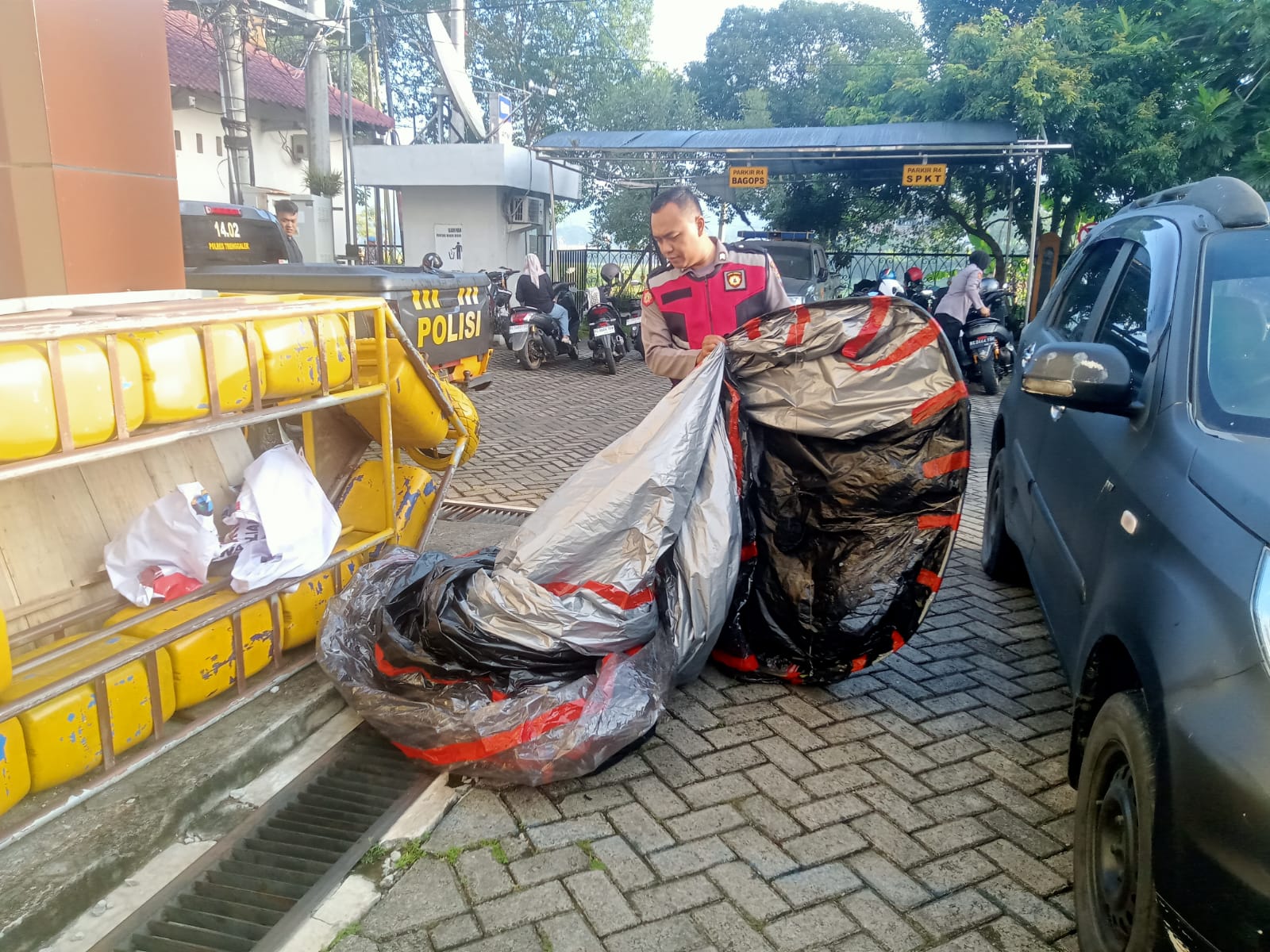 Salah satu balon udara yang diamankan di wilayah Trenggalek. (HUMAS POLRES TRENGGALEK)