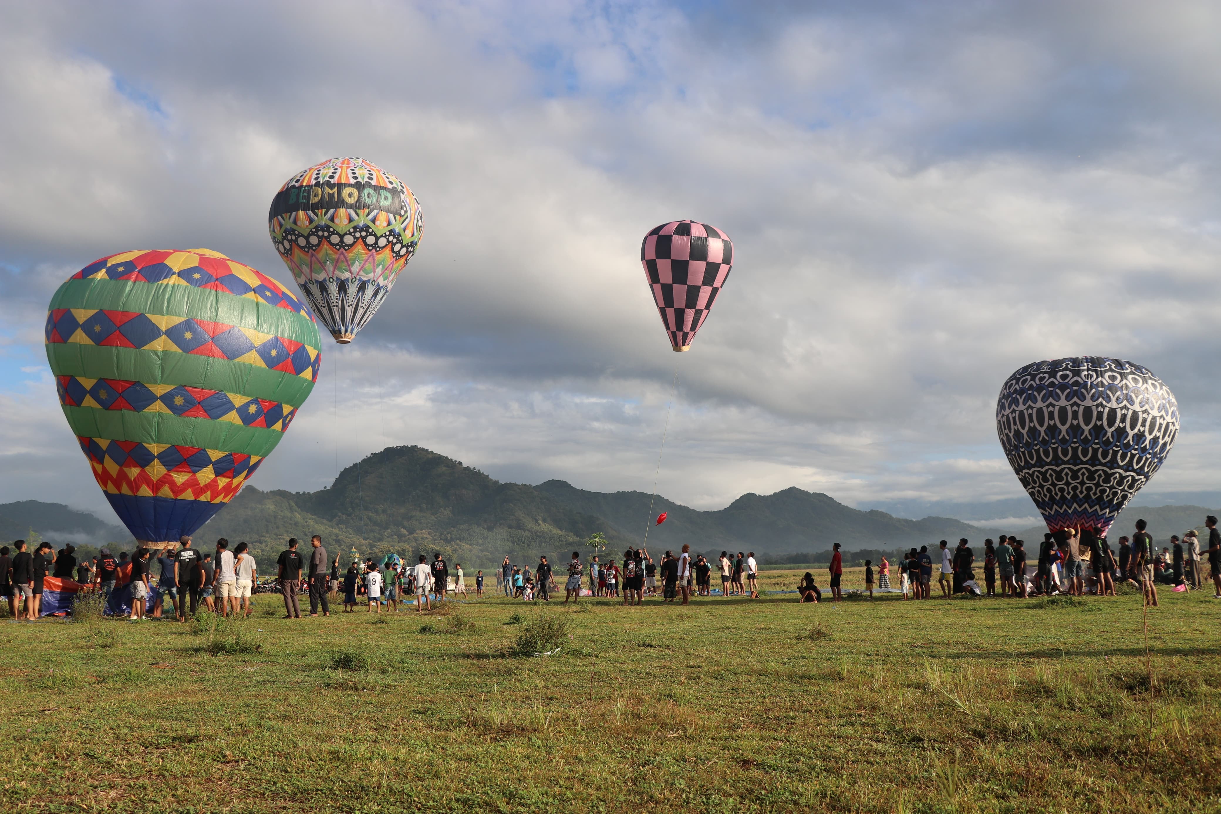 Balon udara diterbangkan di Desa Notorejo, Kecamatan Gondang.