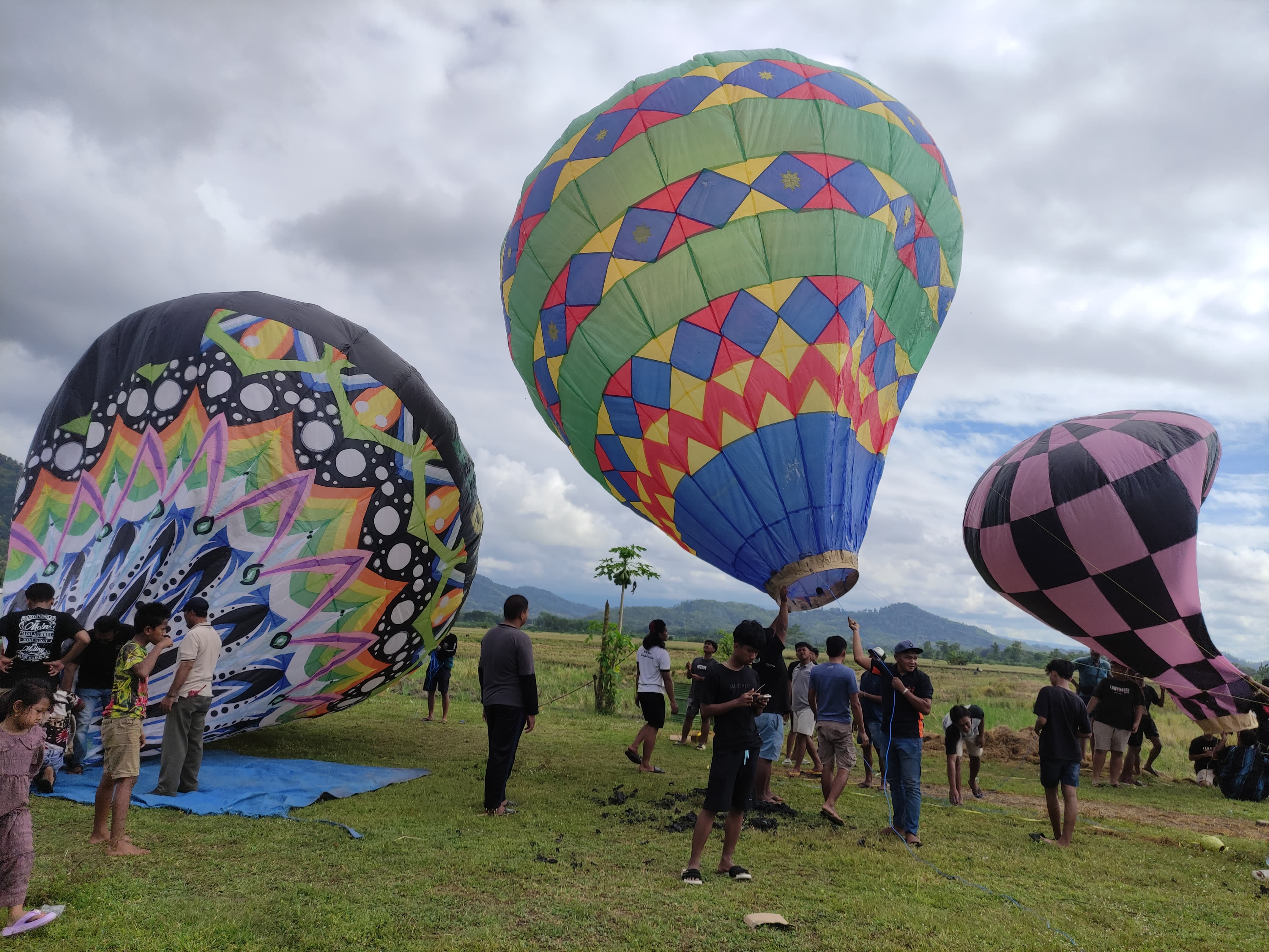 Beberapa balon udara kreasi warga Desa Notorejo, Kecamatan Gondang, Tulungagung yang memeriahkan mini festival balon udara. (SANDY YUWANA/RADAR TULUNGAGUNG)