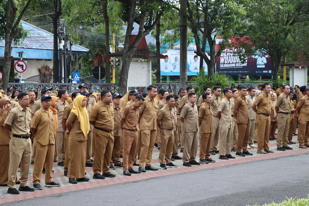 ASN Pemkab Tulungagung mengikuti apel di halaman kantor bupati, Selasa (8/4/2025).
