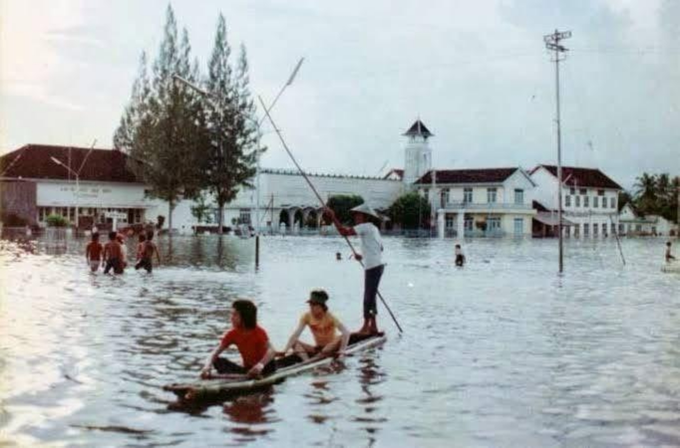 Banjir besar pada zaman dulu sering menggenangi perkotaan Tulungagung. (FACEBOOK TULUNGAGUN TEMPO DOELOE)