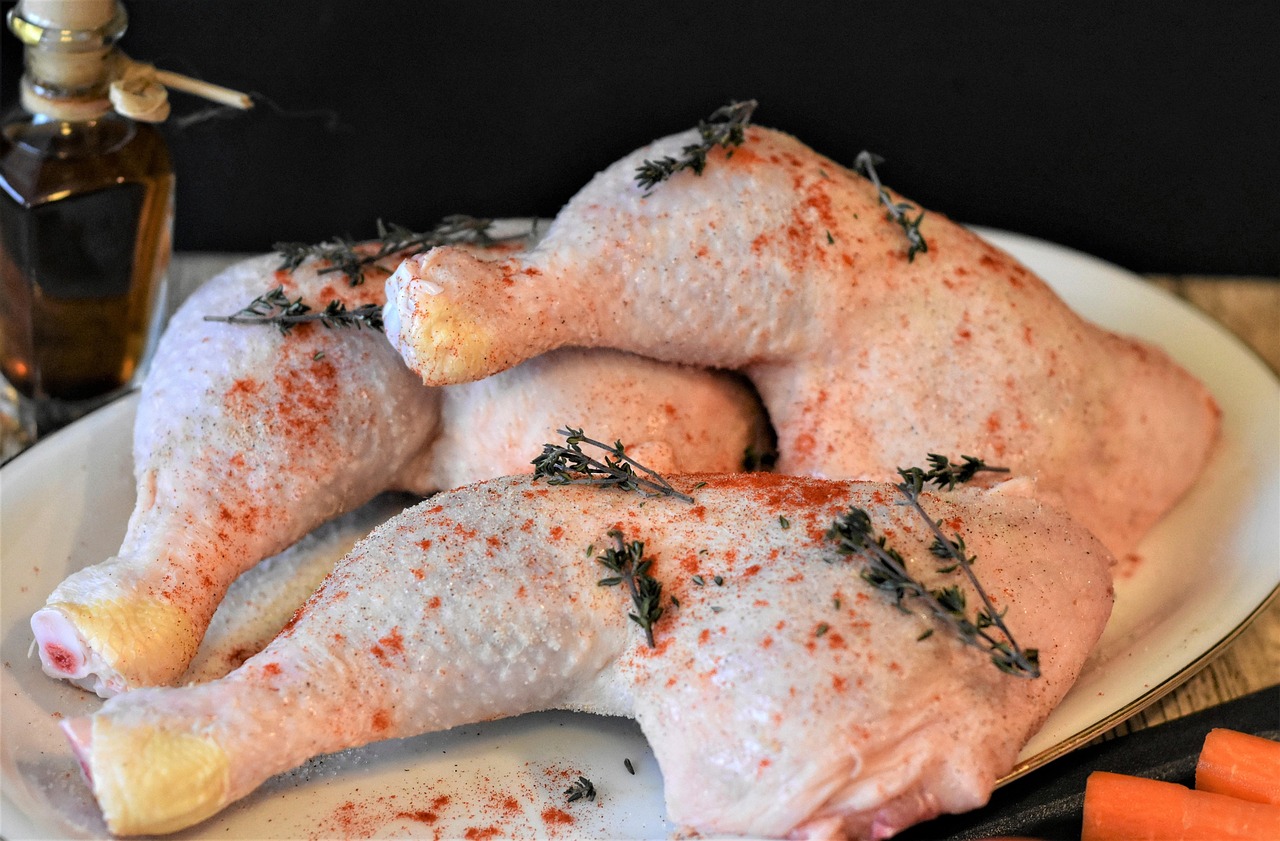 Ilustrasi daging ayam yang mengalami penurunan harga pasca libur lebaran. (PIXABAY)