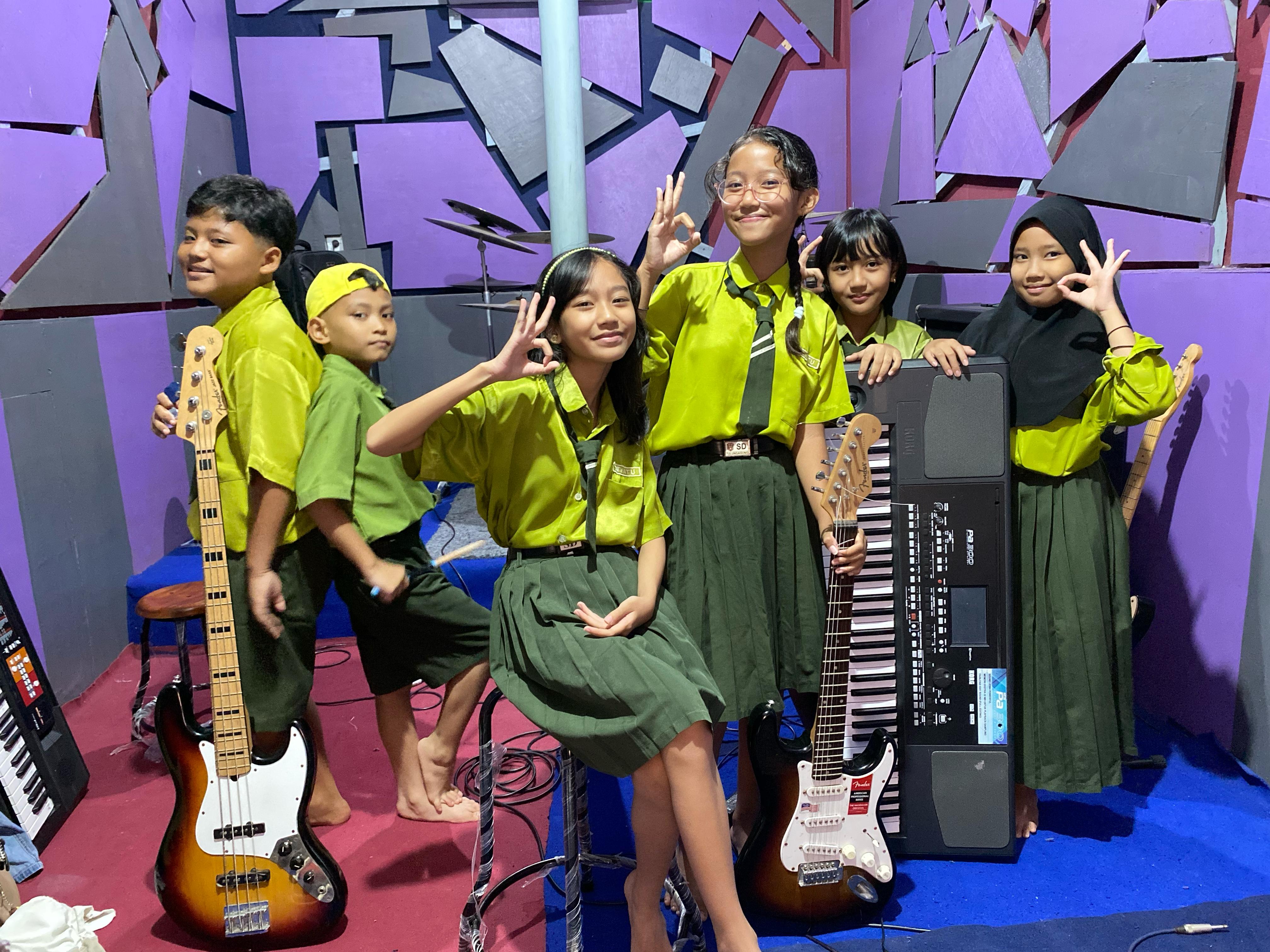 Beranggotakan 6 Anak SD, Penampilan Dewatu Band Bawa Decak Kagum Penonton