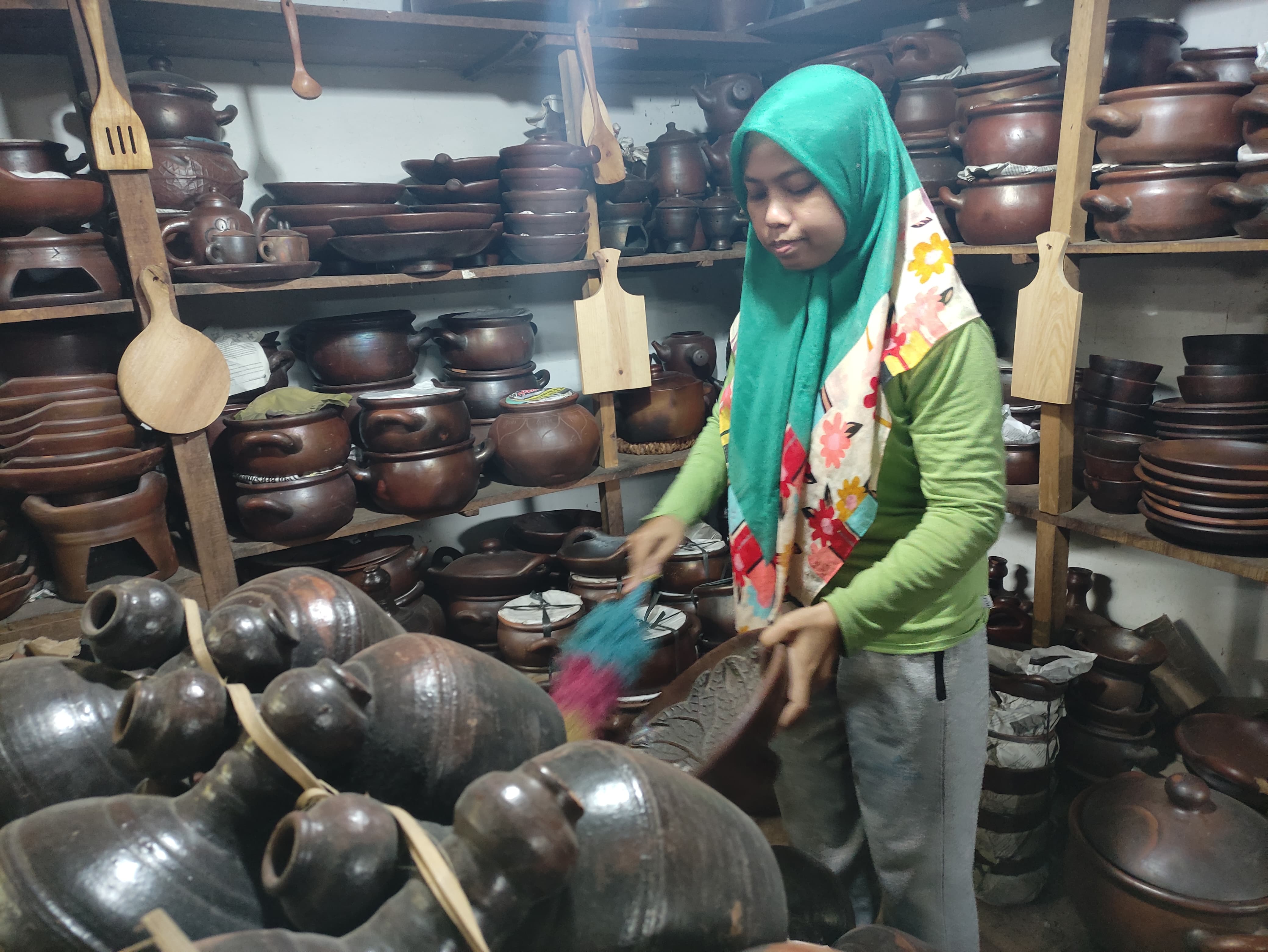 Penjual gerabah di Pasar Wage, Kecamatan Tulungagung. (SANDY YUWANA/RADAR TULUNGAGUNG)