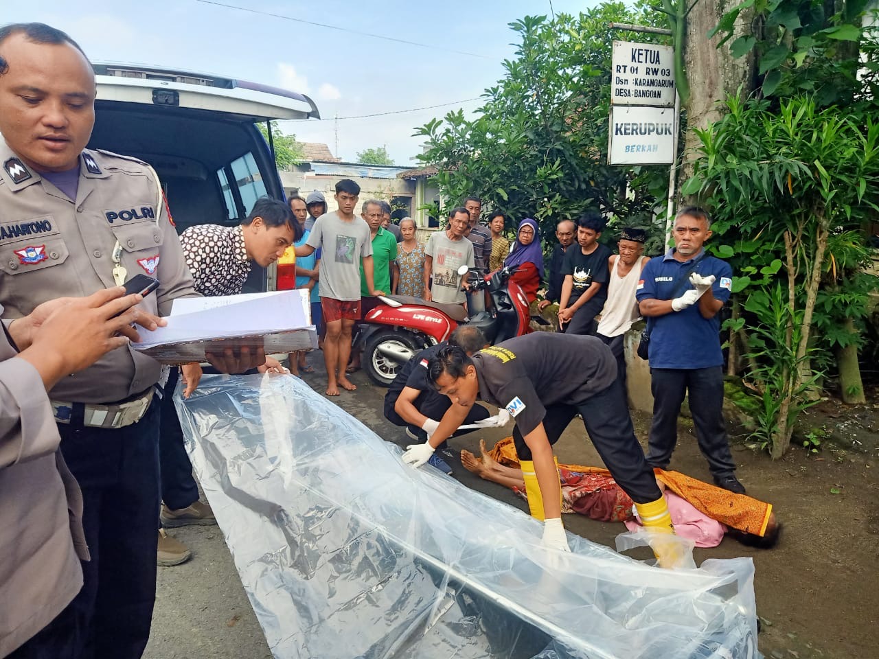Polisi mengidentifikasi korban kecelakaan di Desa Bangoan Kecamatan Kedungwaru.