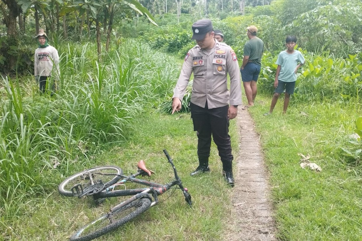 Polisi menunjukkan sepeda yang diduga miliki korban tenggelam di Rejotangan, Tulungagung. (POLSEK REJOTANGAN)